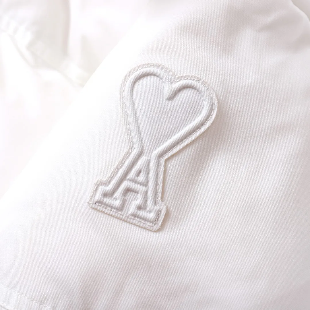 🅿️1160 style number~~F280 purchasing version AMIPARIS Ami de coeur winter limited capsule bread down jacket for men and women. Design concept: Ami limited down jacket from France lasted for half a year. The authentic product was purchased overseas in mid-May. From the fabric, LOGO, and even as small as a pocket or a button, every detail of this one is attractive enough and can become the highlight of your body. In addition to the refreshing and refined clothing style, this style has all original molds from fabrics to metal accessories to velvet. AMI conveys a relaxed and casual concept, giving people a feeling of comfort and casualness. Fabric + Features: ✅Unique double-layer lightweight bonded polyester military fabric, which is also AMI's unique patented technology, is a multi-functional fabric. ✅The lining is made of fine and dense renewable microfibers, which is light, soft and delicate. ✅Made using kp-ls fully automatic mechanical special woven fabric machine, it has windproof and waterproof, highly breathable and warm, elastic and wear-resistant properties that cannot be achieved by ordinary fabrics. ✅ Made of original national standard 90% white duck down. 800 fill power, the whole garment weighs 3 pounds, the average down filling is 450g, the top ultra-thick version on the Internet ✅ The zipper is made of YKK white copper zipper, which is the same as the original electro-plated Keyu hardware double ring zipper puller. Copper and nickel can be infinitely dissolved into each other, thereby forming a continuous solid solution, that is, regardless of the ratio of each other, they are always α-single-phase alloys. When nickel is melted into red copper and the content exceeds 16%, the resulting alloy becomes as white as silver. The higher the nickel content, the whiter the color. The nickel content in cupronickel is generally 25%. Manganese, iron, zinc or aluminum can also be added to become special white copper. The cost can be imagined. ✅The original proportional love logo patches are all laser-cut and have a loose fit. The hooded collar design is better for warmth. ✅Super fluffy and loose bag feel, hooded design, super fluffy and high-loft bag shape, thick and wide threaded sleeves can prevent wind from entering, ✅ Continuing AMIParis' usual design of combining leisure and elegance, each item is equipped with a heart pattern that is highly distinctive of the brand. Craftsmanship: Imported unique double-layer lightweight bonded polyester military fabric, high-density waterproof fabric, national standard 90 white duck down, extremely high fluffy, excellent warmth retention effect, no matter how cold it rains or snows, it can be done in one piece, like a walking duvet, unique drawstring design, the rope ends are made of Designed with a metal capsule, coupled with a wide hat and thick rope, the accessories/buttons/spring buckles are exquisitely made. The international first-line luxury brand COBRAX buttons are used. COBRAX buttons are several times or even ten times more expensive than similar ordinary products.