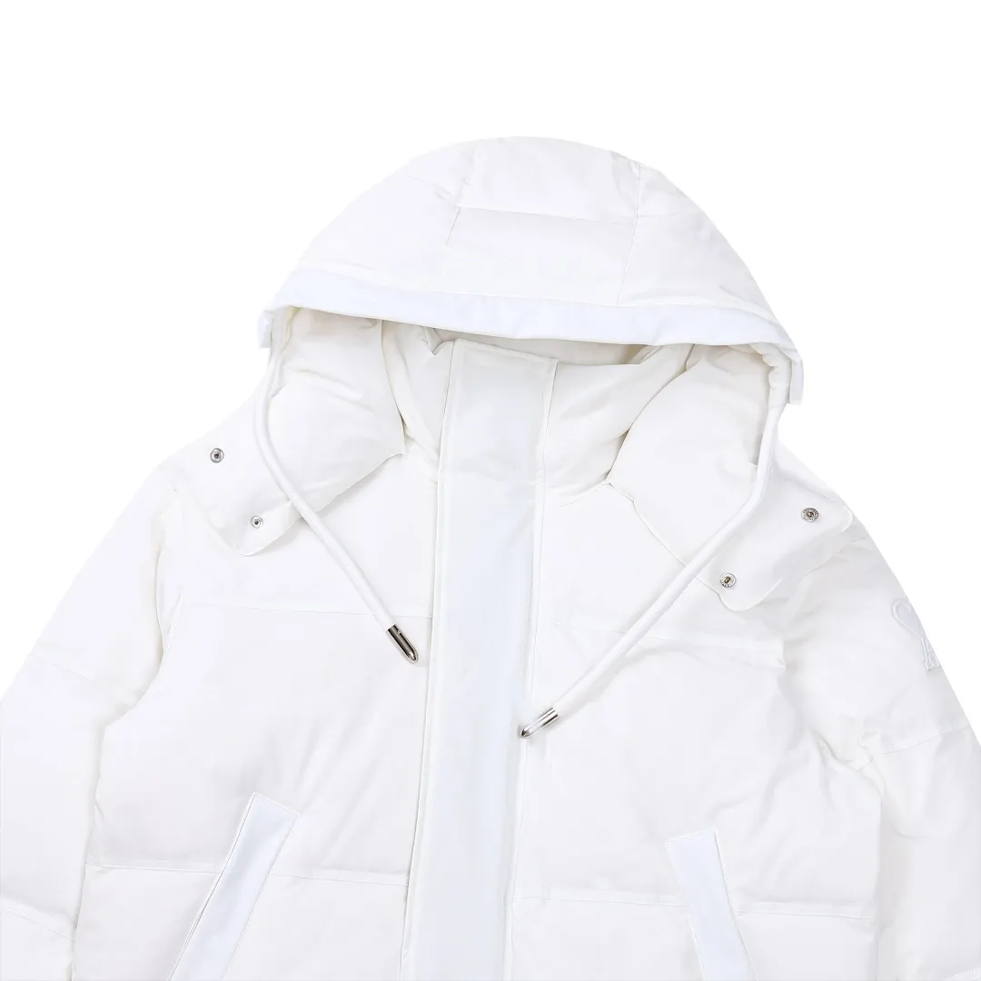 🅿️1160 style number~~F280 purchasing version AMIPARIS Ami de coeur winter limited capsule bread down jacket for men and women. Design concept: Ami limited down jacket from France lasted for half a year. The authentic product was purchased overseas in mid-May. From the fabric, LOGO, and even as small as a pocket or a button, every detail of this one is attractive enough and can become the highlight of your body. In addition to the refreshing and refined clothing style, this style has all original molds from fabrics to metal accessories to velvet. AMI conveys a relaxed and casual concept, giving people a feeling of comfort and casualness. Fabric + Features: ✅Unique double-layer lightweight bonded polyester military fabric, which is also AMI's unique patented technology, is a multi-functional fabric. ✅The lining is made of fine and dense renewable microfibers, which is light, soft and delicate. ✅Made using kp-ls fully automatic mechanical special woven fabric machine, it has windproof and waterproof, highly breathable and warm, elastic and wear-resistant properties that cannot be achieved by ordinary fabrics. ✅ Made of original national standard 90% white duck down. 800 fill power, the whole garment weighs 3 pounds, the average down filling is 450g, the top ultra-thick version on the Internet ✅ The zipper is made of YKK white copper zipper, which is the same as the original electro-plated Keyu hardware double ring zipper puller. Copper and nickel can be infinitely dissolved into each other, thereby forming a continuous solid solution, that is, regardless of the ratio of each other, they are always α-single-phase alloys. When nickel is melted into red copper and the content exceeds 16%, the resulting alloy becomes as white as silver. The higher the nickel content, the whiter the color. The nickel content in cupronickel is generally 25%. Manganese, iron, zinc or aluminum can also be added to become special white copper. The cost can be imagined. ✅The original proportional love logo patches are all laser-cut and have a loose fit. The hooded collar design is better for warmth. ✅Super fluffy and loose bag feel, hooded design, super fluffy and high-loft bag shape, thick and wide threaded sleeves can prevent wind from entering, ✅ Continuing AMIParis' usual design of combining leisure and elegance, each item is equipped with a heart pattern that is highly distinctive of the brand. Craftsmanship: Imported unique double-layer lightweight bonded polyester military fabric, high-density waterproof fabric, national standard 90 white duck down, extremely high fluffy, excellent warmth retention effect, no matter how cold it rains or snows, it can be done in one piece, like a walking duvet, unique drawstring design, the rope ends are made of Designed with a metal capsule, coupled with a wide hat and thick rope, the accessories/buttons/spring buckles are exquisitely made. The international first-line luxury brand COBRAX buttons are used. COBRAX buttons are several times or even ten times more expensive than similar ordinary products.