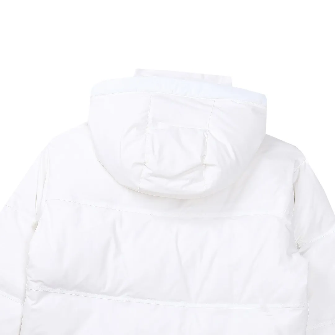 🅿️1160 style number~~F280 purchasing version AMIPARIS Ami de coeur winter limited capsule bread down jacket for men and women. Design concept: Ami limited down jacket from France lasted for half a year. The authentic product was purchased overseas in mid-May. From the fabric, LOGO, and even as small as a pocket or a button, every detail of this one is attractive enough and can become the highlight of your body. In addition to the refreshing and refined clothing style, this style has all original molds from fabrics to metal accessories to velvet. AMI conveys a relaxed and casual concept, giving people a feeling of comfort and casualness. Fabric + Features: ✅Unique double-layer lightweight bonded polyester military fabric, which is also AMI's unique patented technology, is a multi-functional fabric. ✅The lining is made of fine and dense renewable microfibers, which is light, soft and delicate. ✅Made using kp-ls fully automatic mechanical special woven fabric machine, it has windproof and waterproof, highly breathable and warm, elastic and wear-resistant properties that cannot be achieved by ordinary fabrics. ✅ Made of original national standard 90% white duck down. 800 fill power, the whole garment weighs 3 pounds, the average down filling is 450g, the top ultra-thick version on the Internet ✅ The zipper is made of YKK white copper zipper, which is the same as the original electro-plated Keyu hardware double ring zipper puller. Copper and nickel can be infinitely dissolved into each other, thereby forming a continuous solid solution, that is, regardless of the ratio of each other, they are always α-single-phase alloys. When nickel is melted into red copper and the content exceeds 16%, the resulting alloy becomes as white as silver. The higher the nickel content, the whiter the color. The nickel content in cupronickel is generally 25%. Manganese, iron, zinc or aluminum can also be added to become special white copper. The cost can be imagined. ✅The original proportional love logo patches are all laser-cut and have a loose fit. The hooded collar design is better for warmth. ✅Super fluffy and loose bag feel, hooded design, super fluffy and high-loft bag shape, thick and wide threaded sleeves can prevent wind from entering, ✅ Continuing AMIParis' usual design of combining leisure and elegance, each item is equipped with a heart pattern that is highly distinctive of the brand. Craftsmanship: Imported unique double-layer lightweight bonded polyester military fabric, high-density waterproof fabric, national standard 90 white duck down, extremely high fluffy, excellent warmth retention effect, no matter how cold it rains or snows, it can be done in one piece, like a walking duvet, unique drawstring design, the rope ends are made of Designed with a metal capsule, coupled with a wide hat and thick rope, the accessories/buttons/spring buckles are exquisitely made. The international first-line luxury brand COBRAX buttons are used. COBRAX buttons are several times or even ten times more expensive than similar ordinary products.