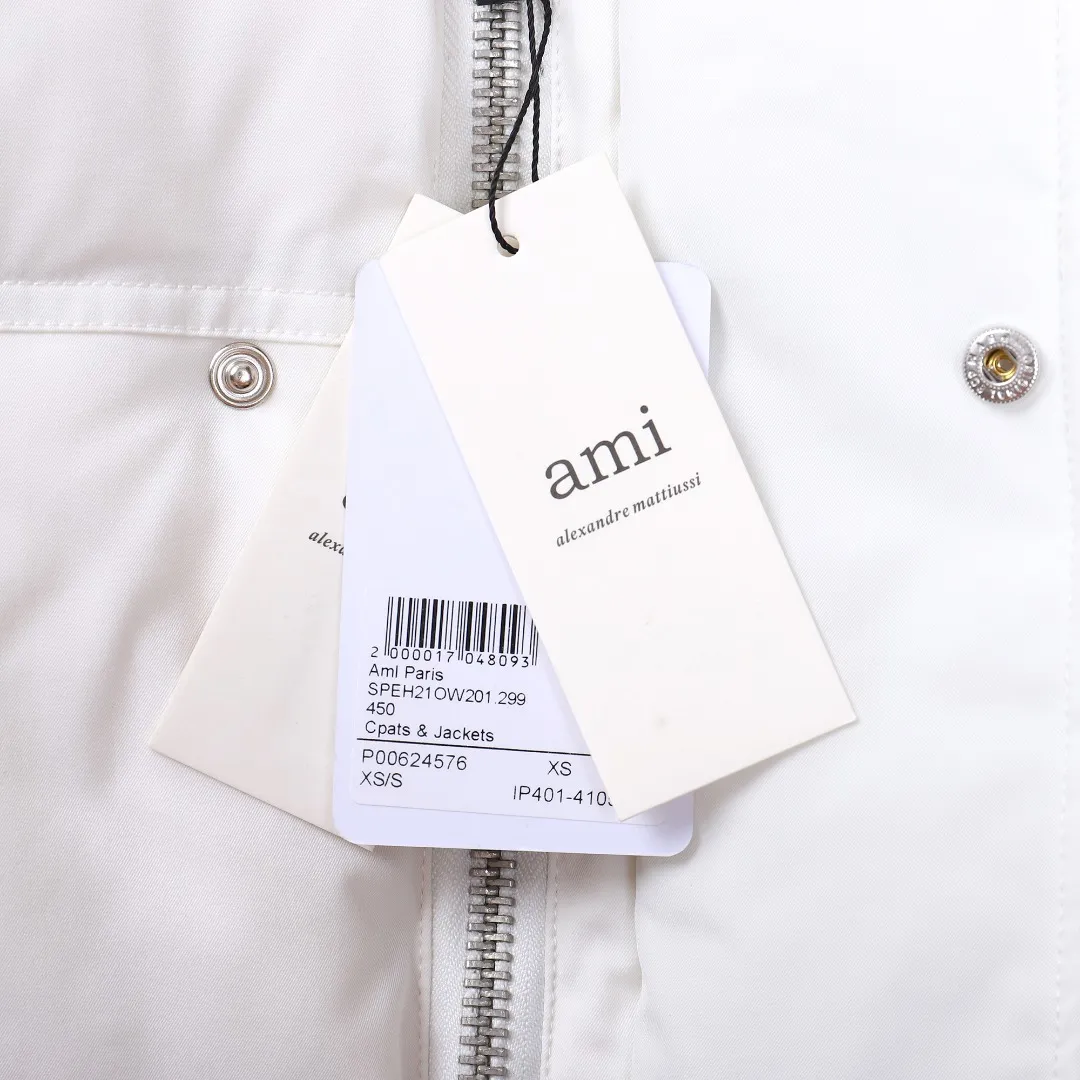 🅿️1160 style number~~F280 purchasing version AMIPARIS Ami de coeur winter limited capsule bread down jacket for men and women. Design concept: Ami limited down jacket from France lasted for half a year. The authentic product was purchased overseas in mid-May. From the fabric, LOGO, and even as small as a pocket or a button, every detail of this one is attractive enough and can become the highlight of your body. In addition to the refreshing and refined clothing style, this style has all original molds from fabrics to metal accessories to velvet. AMI conveys a relaxed and casual concept, giving people a feeling of comfort and casualness. Fabric + Features: ✅Unique double-layer lightweight bonded polyester military fabric, which is also AMI's unique patented technology, is a multi-functional fabric. ✅The lining is made of fine and dense renewable microfibers, which is light, soft and delicate. ✅Made using kp-ls fully automatic mechanical special woven fabric machine, it has windproof and waterproof, highly breathable and warm, elastic and wear-resistant properties that cannot be achieved by ordinary fabrics. ✅ Made of original national standard 90% white duck down. 800 fill power, the whole garment weighs 3 pounds, the average down filling is 450g, the top ultra-thick version on the Internet ✅ The zipper is made of YKK white copper zipper, which is the same as the original electro-plated Keyu hardware double ring zipper puller. Copper and nickel can be infinitely dissolved into each other, thereby forming a continuous solid solution, that is, regardless of the ratio of each other, they are always α-single-phase alloys. When nickel is melted into red copper and the content exceeds 16%, the resulting alloy becomes as white as silver. The higher the nickel content, the whiter the color. The nickel content in cupronickel is generally 25%. Manganese, iron, zinc or aluminum can also be added to become special white copper. The cost can be imagined. ✅The original proportional love logo patches are all laser-cut and have a loose fit. The hooded collar design is better for warmth. ✅Super fluffy and loose bag feel, hooded design, super fluffy and high-loft bag shape, thick and wide threaded sleeves can prevent wind from entering, ✅ Continuing AMIParis' usual design of combining leisure and elegance, each item is equipped with a heart pattern that is highly distinctive of the brand. Craftsmanship: Imported unique double-layer lightweight bonded polyester military fabric, high-density waterproof fabric, national standard 90 white duck down, extremely high fluffy, excellent warmth retention effect, no matter how cold it rains or snows, it can be done in one piece, like a walking duvet, unique drawstring design, the rope ends are made of Designed with a metal capsule, coupled with a wide hat and thick rope, the accessories/buttons/spring buckles are exquisitely made. The international first-line luxury brand COBRAX buttons are used. COBRAX buttons are several times or even ten times more expensive than similar ordinary products.
