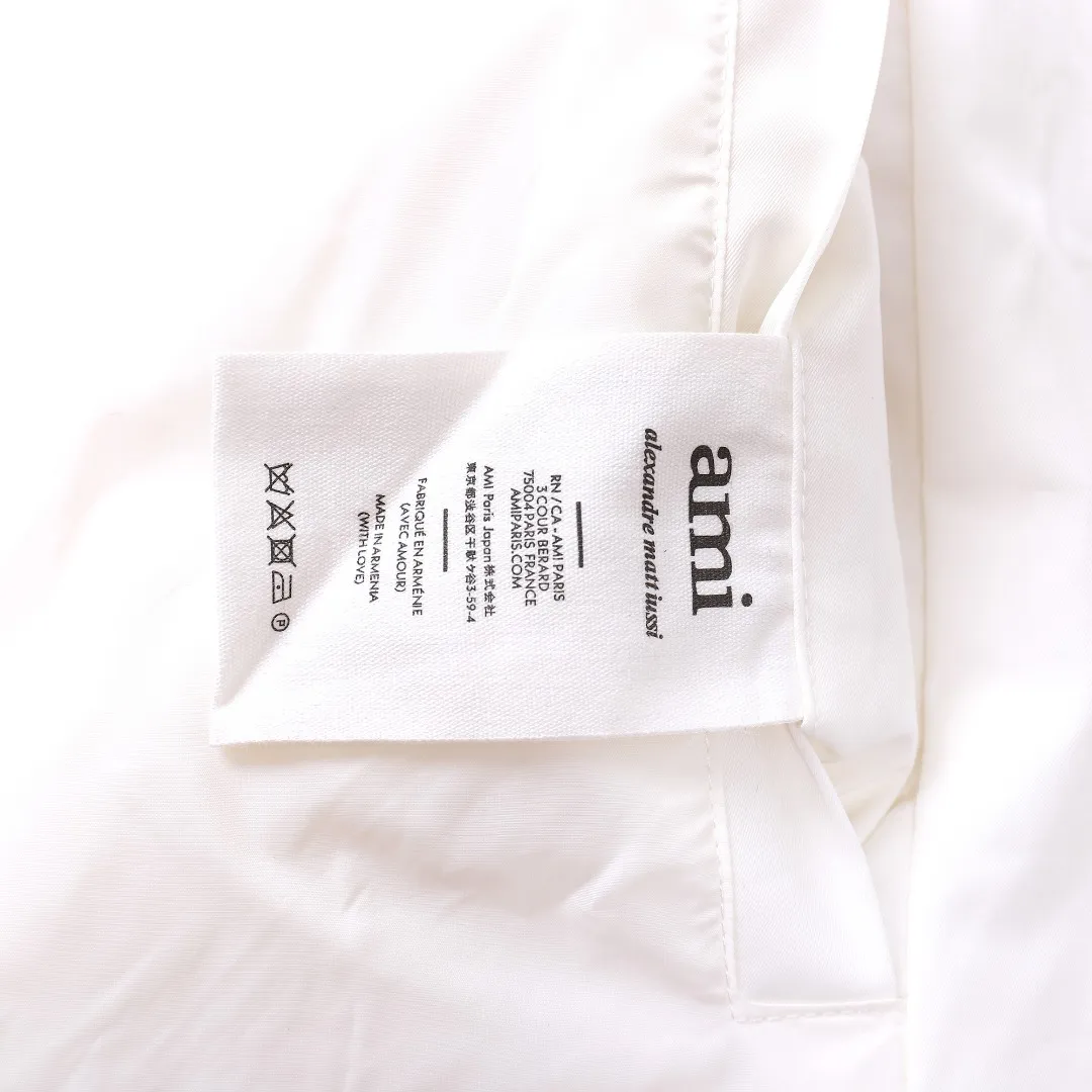 🅿️1160 style number~~F280 purchasing version AMIPARIS Ami de coeur winter limited capsule bread down jacket for men and women. Design concept: Ami limited down jacket from France lasted for half a year. The authentic product was purchased overseas in mid-May. From the fabric, LOGO, and even as small as a pocket or a button, every detail of this one is attractive enough and can become the highlight of your body. In addition to the refreshing and refined clothing style, this style has all original molds from fabrics to metal accessories to velvet. AMI conveys a relaxed and casual concept, giving people a feeling of comfort and casualness. Fabric + Features: ✅Unique double-layer lightweight bonded polyester military fabric, which is also AMI's unique patented technology, is a multi-functional fabric. ✅The lining is made of fine and dense renewable microfibers, which is light, soft and delicate. ✅Made using kp-ls fully automatic mechanical special woven fabric machine, it has windproof and waterproof, highly breathable and warm, elastic and wear-resistant properties that cannot be achieved by ordinary fabrics. ✅ Made of original national standard 90% white duck down. 800 fill power, the whole garment weighs 3 pounds, the average down filling is 450g, the top ultra-thick version on the Internet ✅ The zipper is made of YKK white copper zipper, which is the same as the original electro-plated Keyu hardware double ring zipper puller. Copper and nickel can be infinitely dissolved into each other, thereby forming a continuous solid solution, that is, regardless of the ratio of each other, they are always α-single-phase alloys. When nickel is melted into red copper and the content exceeds 16%, the resulting alloy becomes as white as silver. The higher the nickel content, the whiter the color. The nickel content in cupronickel is generally 25%. Manganese, iron, zinc or aluminum can also be added to become special white copper. The cost can be imagined. ✅The original proportional love logo patches are all laser-cut and have a loose fit. The hooded collar design is better for warmth. ✅Super fluffy and loose bag feel, hooded design, super fluffy and high-loft bag shape, thick and wide threaded sleeves can prevent wind from entering, ✅ Continuing AMIParis' usual design of combining leisure and elegance, each item is equipped with a heart pattern that is highly distinctive of the brand. Craftsmanship: Imported unique double-layer lightweight bonded polyester military fabric, high-density waterproof fabric, national standard 90 white duck down, extremely high fluffy, excellent warmth retention effect, no matter how cold it rains or snows, it can be done in one piece, like a walking duvet, unique drawstring design, the rope ends are made of Designed with a metal capsule, coupled with a wide hat and thick rope, the accessories/buttons/spring buckles are exquisitely made. The international first-line luxury brand COBRAX buttons are used. COBRAX buttons are several times or even ten times more expensive than similar ordinary products.