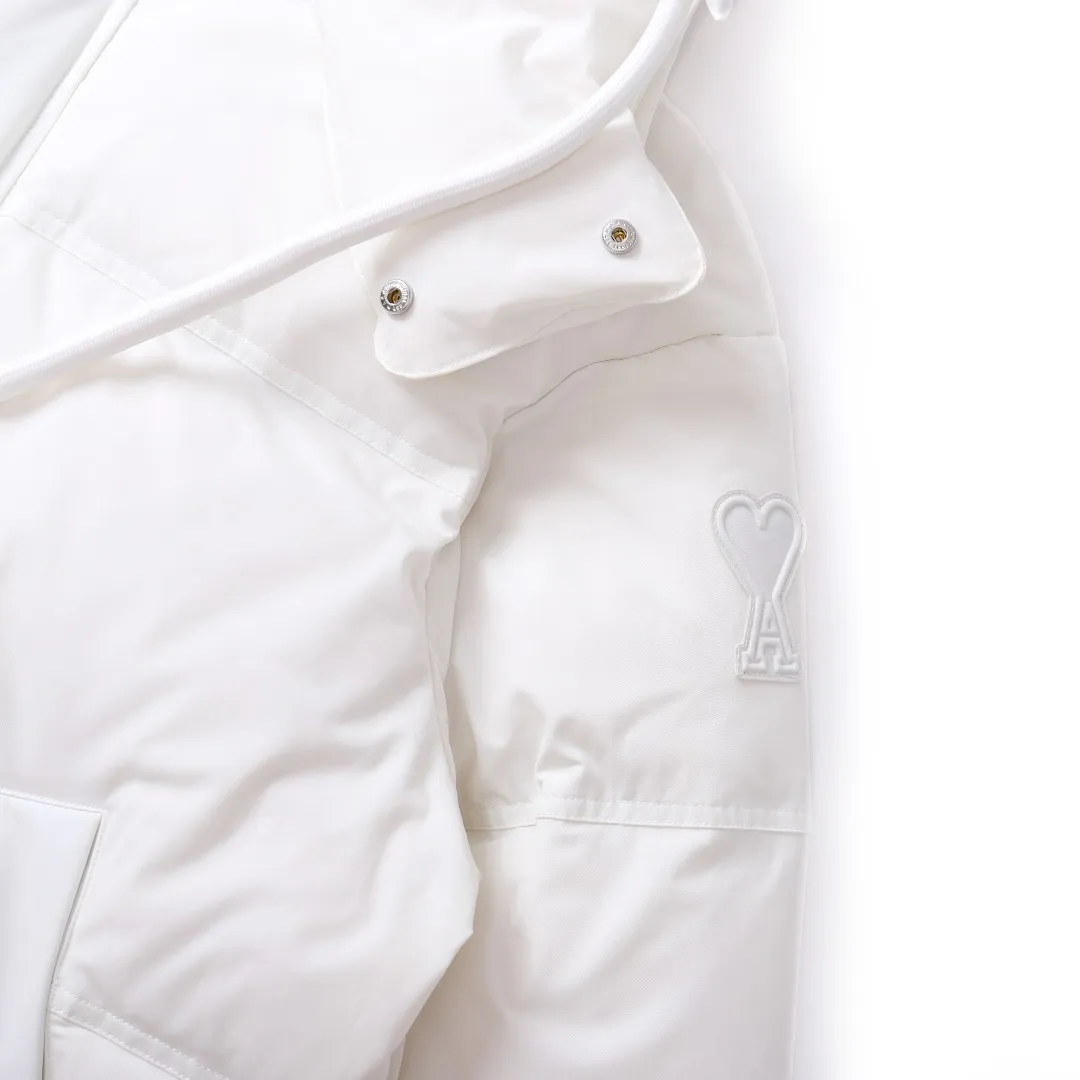 🅿️1160 style number~~F280 purchasing version AMIPARIS Ami de coeur winter limited capsule bread down jacket for men and women. Design concept: Ami limited down jacket from France lasted for half a year. The authentic product was purchased overseas in mid-May. From the fabric, LOGO, and even as small as a pocket or a button, every detail of this one is attractive enough and can become the highlight of your body. In addition to the refreshing and refined clothing style, this style has all original molds from fabrics to metal accessories to velvet. AMI conveys a relaxed and casual concept, giving people a feeling of comfort and casualness. Fabric + Features: ✅Unique double-layer lightweight bonded polyester military fabric, which is also AMI's unique patented technology, is a multi-functional fabric. ✅The lining is made of fine and dense renewable microfibers, which is light, soft and delicate. ✅Made using kp-ls fully automatic mechanical special woven fabric machine, it has windproof and waterproof, highly breathable and warm, elastic and wear-resistant properties that cannot be achieved by ordinary fabrics. ✅ Made of original national standard 90% white duck down. 800 fill power, the whole garment weighs 3 pounds, the average down filling is 450g, the top ultra-thick version on the Internet ✅ The zipper is made of YKK white copper zipper, which is the same as the original electro-plated Keyu hardware double ring zipper puller. Copper and nickel can be infinitely dissolved into each other, thereby forming a continuous solid solution, that is, regardless of the ratio of each other, they are always α-single-phase alloys. When nickel is melted into red copper and the content exceeds 16%, the resulting alloy becomes as white as silver. The higher the nickel content, the whiter the color. The nickel content in cupronickel is generally 25%. Manganese, iron, zinc or aluminum can also be added to become special white copper. The cost can be imagined. ✅The original proportional love logo patches are all laser-cut and have a loose fit. The hooded collar design is better for warmth. ✅Super fluffy and loose bag feel, hooded design, super fluffy and high-loft bag shape, thick and wide threaded sleeves can prevent wind from entering, ✅ Continuing AMIParis' usual design of combining leisure and elegance, each item is equipped with a heart pattern that is highly distinctive of the brand. Craftsmanship: Imported unique double-layer lightweight bonded polyester military fabric, high-density waterproof fabric, national standard 90 white duck down, extremely high fluffy, excellent warmth retention effect, no matter how cold it rains or snows, it can be done in one piece, like a walking duvet, unique drawstring design, the rope ends are made of Designed with a metal capsule, coupled with a wide hat and thick rope, the accessories/buttons/spring buckles are exquisitely made. The international first-line luxury brand COBRAX buttons are used. COBRAX buttons are several times or even ten times more expensive than similar ordinary products.