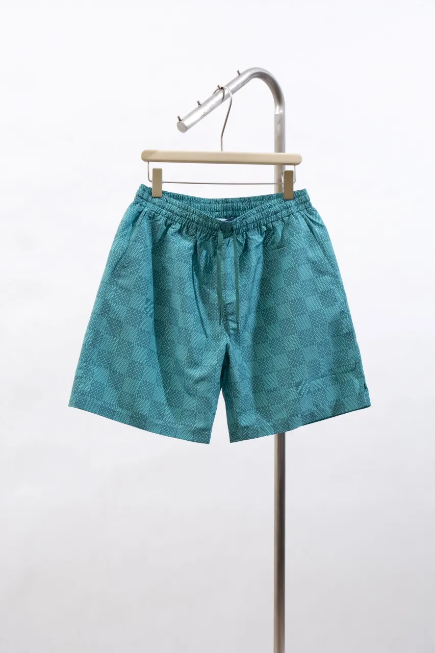 The new LV 24ss shorts are made of lightweight cotton with a full-length Damier Monogram pattern, integrating pocket Monogram elements and the chic Marque L.Vuitton Déposée logo into a checkered pattern. It adds eye-catching style to casual looks and pairs well with the matching shirt. Same style for men and women Size: S.M.L.XL