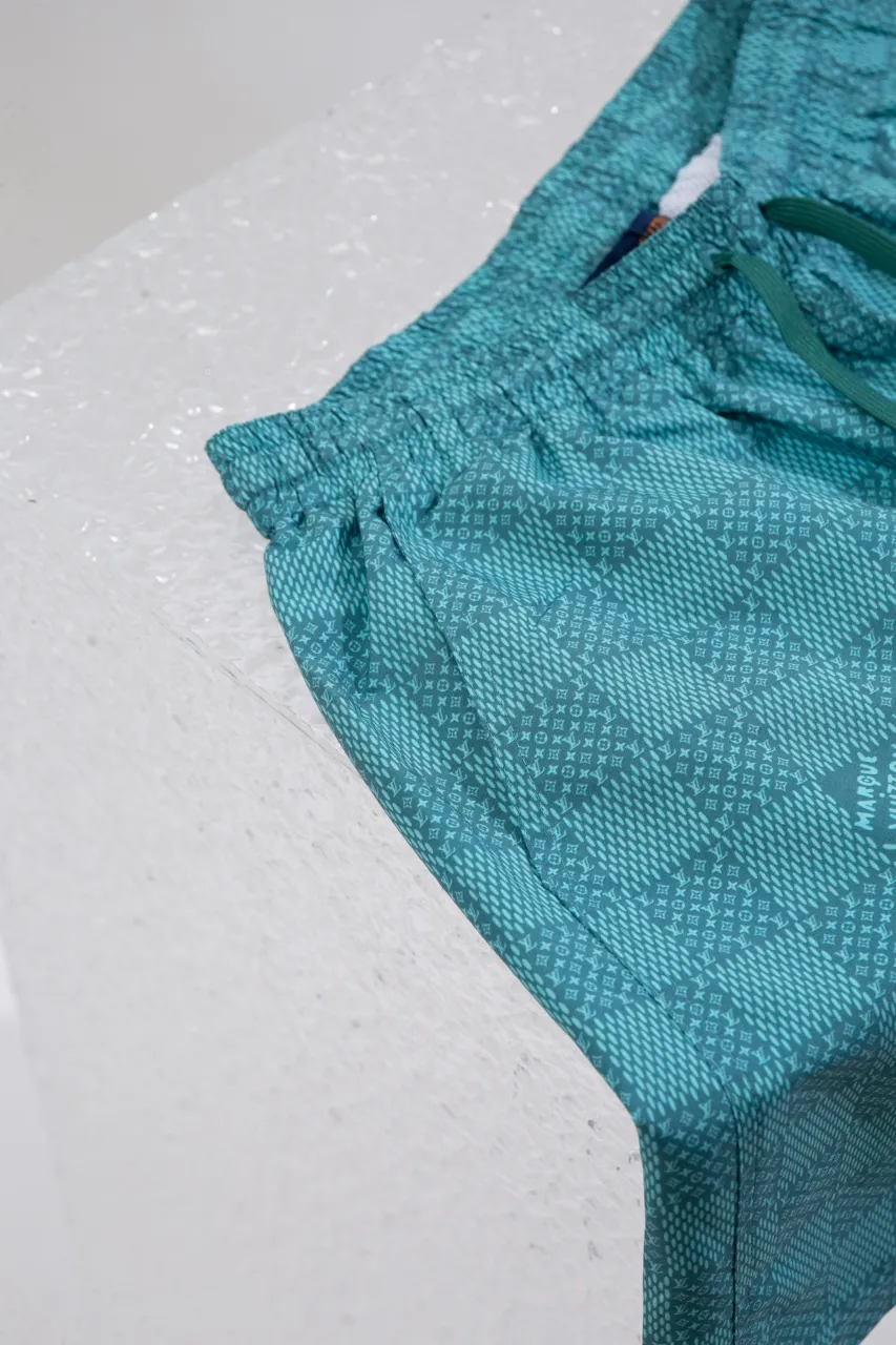The new LV 24ss shorts are made of lightweight cotton with a full-length Damier Monogram pattern, integrating pocket Monogram elements and the chic Marque L.Vuitton Déposée logo into a checkered pattern. It adds eye-catching style to casual looks and pairs well with the matching shirt. Same style for men and women Size: S.M.L.XL
