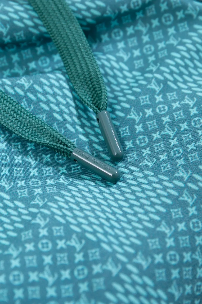 The new LV 24ss shorts are made of lightweight cotton with a full-length Damier Monogram pattern, integrating pocket Monogram elements and the chic Marque L.Vuitton Déposée logo into a checkered pattern. It adds eye-catching style to casual looks and pairs well with the matching shirt. Same style for men and women Size: S.M.L.XL
