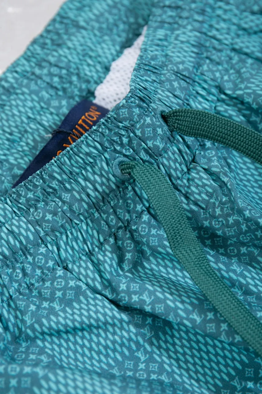 The new LV 24ss shorts are made of lightweight cotton with a full-length Damier Monogram pattern, integrating pocket Monogram elements and the chic Marque L.Vuitton Déposée logo into a checkered pattern. It adds eye-catching style to casual looks and pairs well with the matching shirt. Same style for men and women Size: S.M.L.XL