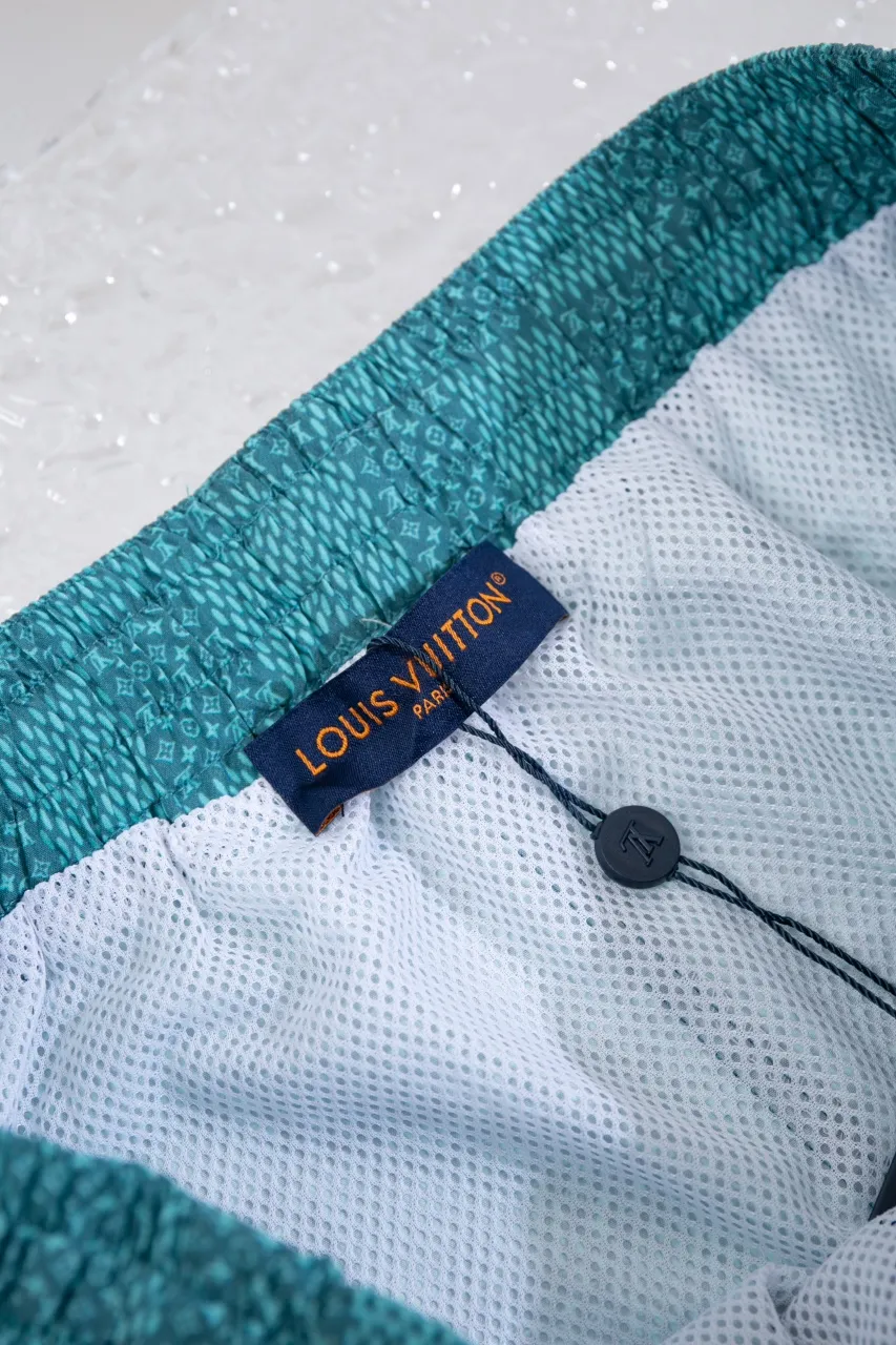 The new LV 24ss shorts are made of lightweight cotton with a full-length Damier Monogram pattern, integrating pocket Monogram elements and the chic Marque L.Vuitton Déposée logo into a checkered pattern. It adds eye-catching style to casual looks and pairs well with the matching shirt. Same style for men and women Size: S.M.L.XL