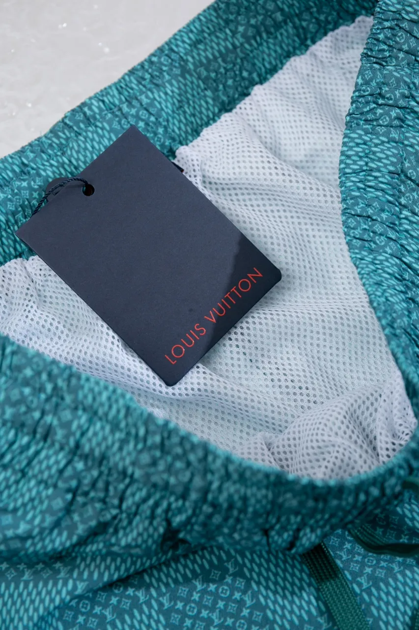 The new LV 24ss shorts are made of lightweight cotton with a full-length Damier Monogram pattern, integrating pocket Monogram elements and the chic Marque L.Vuitton Déposée logo into a checkered pattern. It adds eye-catching style to casual looks and pairs well with the matching shirt. Same style for men and women Size: S.M.L.XL