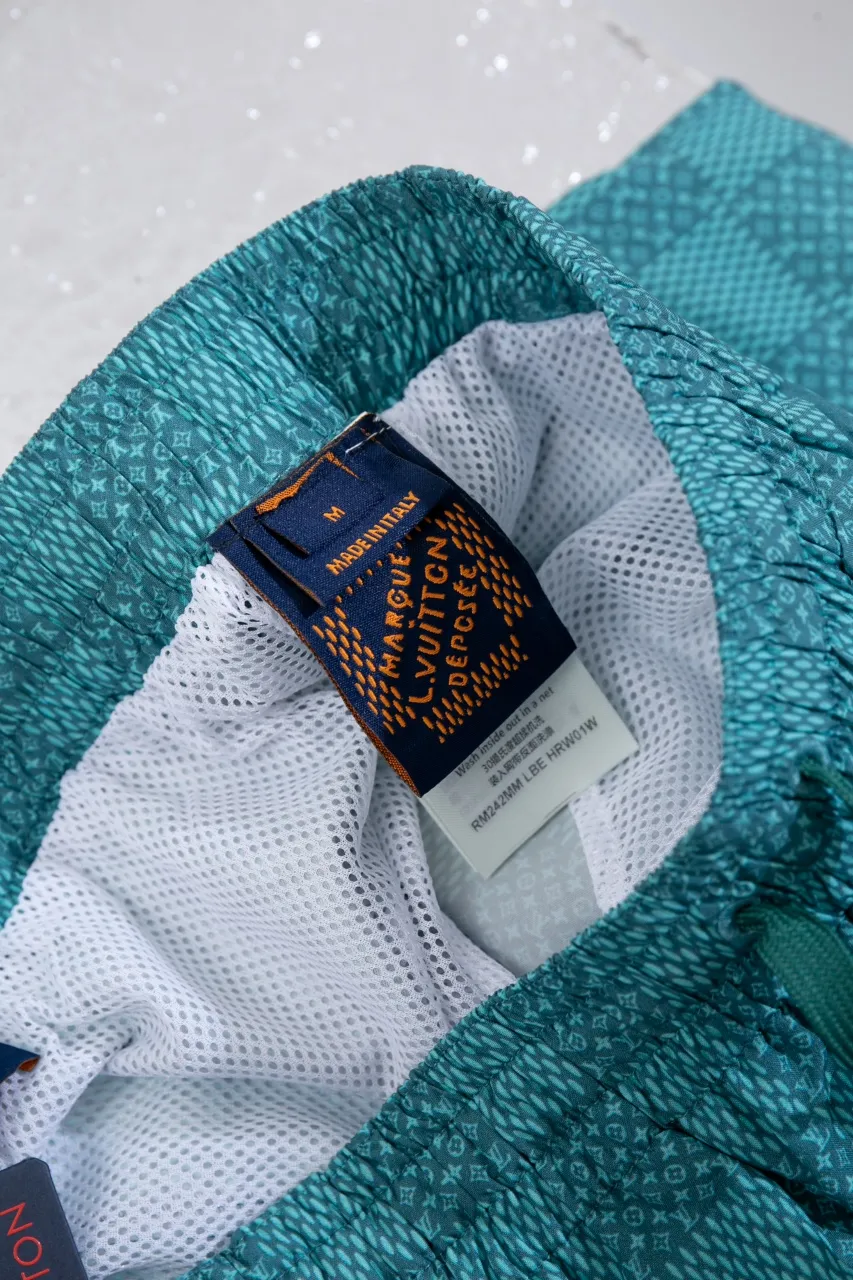 The new LV 24ss shorts are made of lightweight cotton with a full-length Damier Monogram pattern, integrating pocket Monogram elements and the chic Marque L.Vuitton Déposée logo into a checkered pattern. It adds eye-catching style to casual looks and pairs well with the matching shirt. Same style for men and women Size: S.M.L.XL