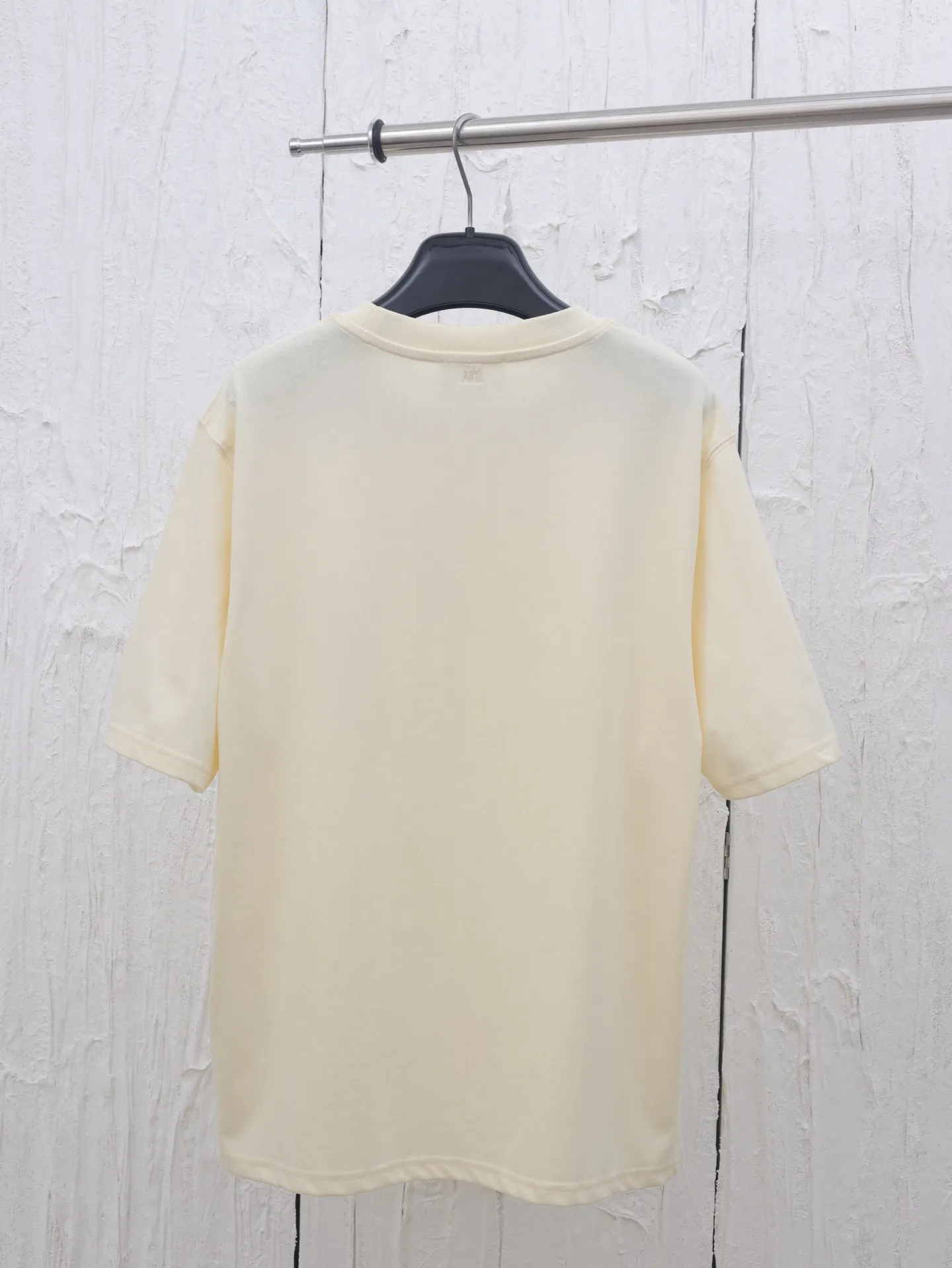 🅿️290 Ami 25 new spring and summer love embroidered round neck short-sleeved T-shirt is made of custom-woven and dyed 250g cotton double yarn fabric. It is thick and wide but not stiff. The upper body has a drapey muscle feel. It is soft and skin-friendly while perfectly hiding the flesh! The embroidered iconic big heart pattern is made with embroidery machines imported from Japan. The high-density chain embroidery stitches are fine and even, and the embroidery threads are full and three-dimensional. It "jumps" out of the clothes like a relief, and the fingertips touch it and it instantly falls! The outline of the heart is smooth and has no burrs, without a trace of edges or lines. It looks high-end from a distance and stunning up close. Even if it is worn close to the body, it will never dig into the skin. The craftsmanship details are directly in line with yb! The unique plush texture of towel embroidery has its own retro filter, and with a simple version, there is a hint of sophistication in the laziness!  Size：S/M/L