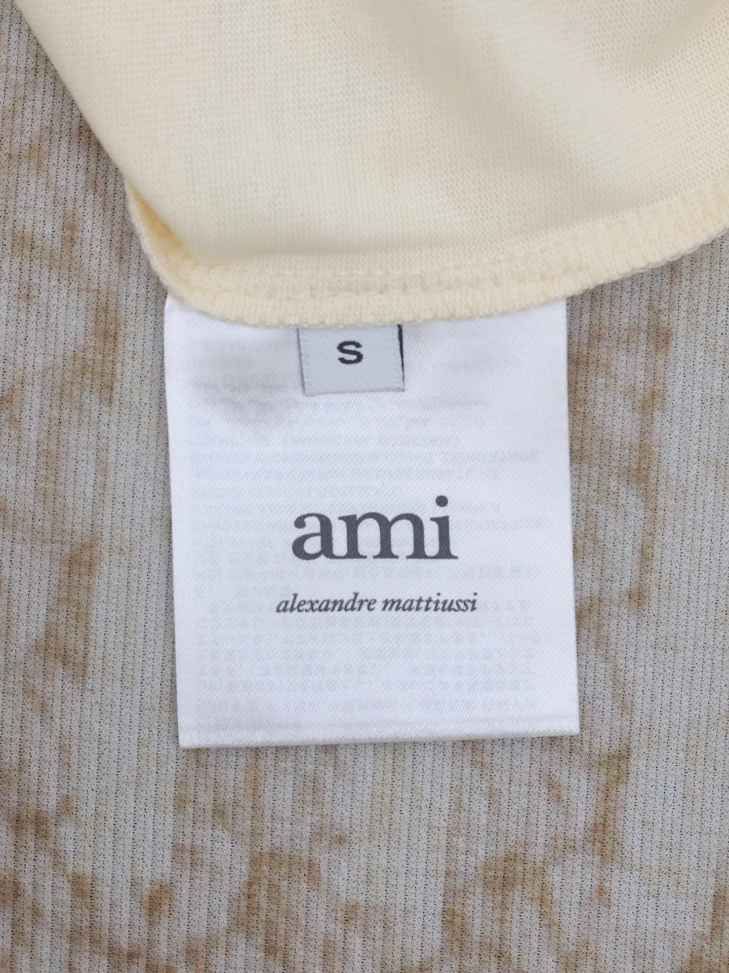 🅿️290 Ami 25 new spring and summer love embroidered round neck short-sleeved T-shirt is made of custom-woven and dyed 250g cotton double yarn fabric. It is thick and wide but not stiff. The upper body has a drapey muscle feel. It is soft and skin-friendly while perfectly hiding the flesh! The embroidered iconic big heart pattern is made with embroidery machines imported from Japan. The high-density chain embroidery stitches are fine and even, and the embroidery threads are full and three-dimensional. It "jumps" out of the clothes like a relief, and the fingertips touch it and it instantly falls! The outline of the heart is smooth and has no burrs, without a trace of edges or lines. It looks high-end from a distance and stunning up close. Even if it is worn close to the body, it will never dig into the skin. The craftsmanship details are directly in line with yb! The unique plush texture of towel embroidery has its own retro filter, and with a simple version, there is a hint of sophistication in the laziness!  Size：S/M/L