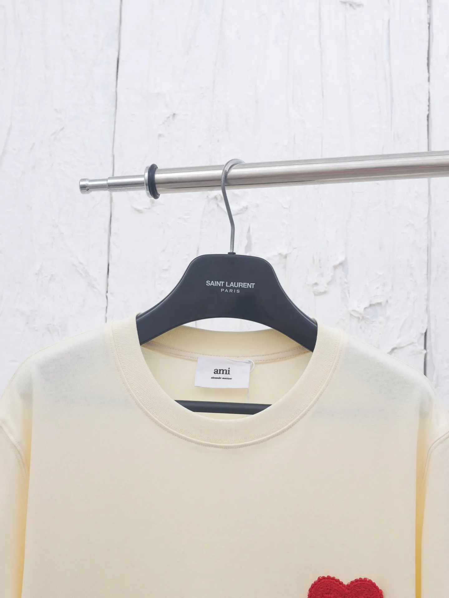 🅿️290 Ami 25 new spring and summer love embroidered round neck short-sleeved T-shirt is made of custom-woven and dyed 250g cotton double yarn fabric. It is thick and wide but not stiff. The upper body has a drapey muscle feel. It is soft and skin-friendly while perfectly hiding the flesh! The embroidered iconic big heart pattern is made with embroidery machines imported from Japan. The high-density chain embroidery stitches are fine and even, and the embroidery threads are full and three-dimensional. It "jumps" out of the clothes like a relief, and the fingertips touch it and it instantly falls! The outline of the heart is smooth and has no burrs, without a trace of edges or lines. It looks high-end from a distance and stunning up close. Even if it is worn close to the body, it will never dig into the skin. The craftsmanship details are directly in line with yb! The unique plush texture of towel embroidery has its own retro filter, and with a simple version, there is a hint of sophistication in the laziness!  Size：S/M/L