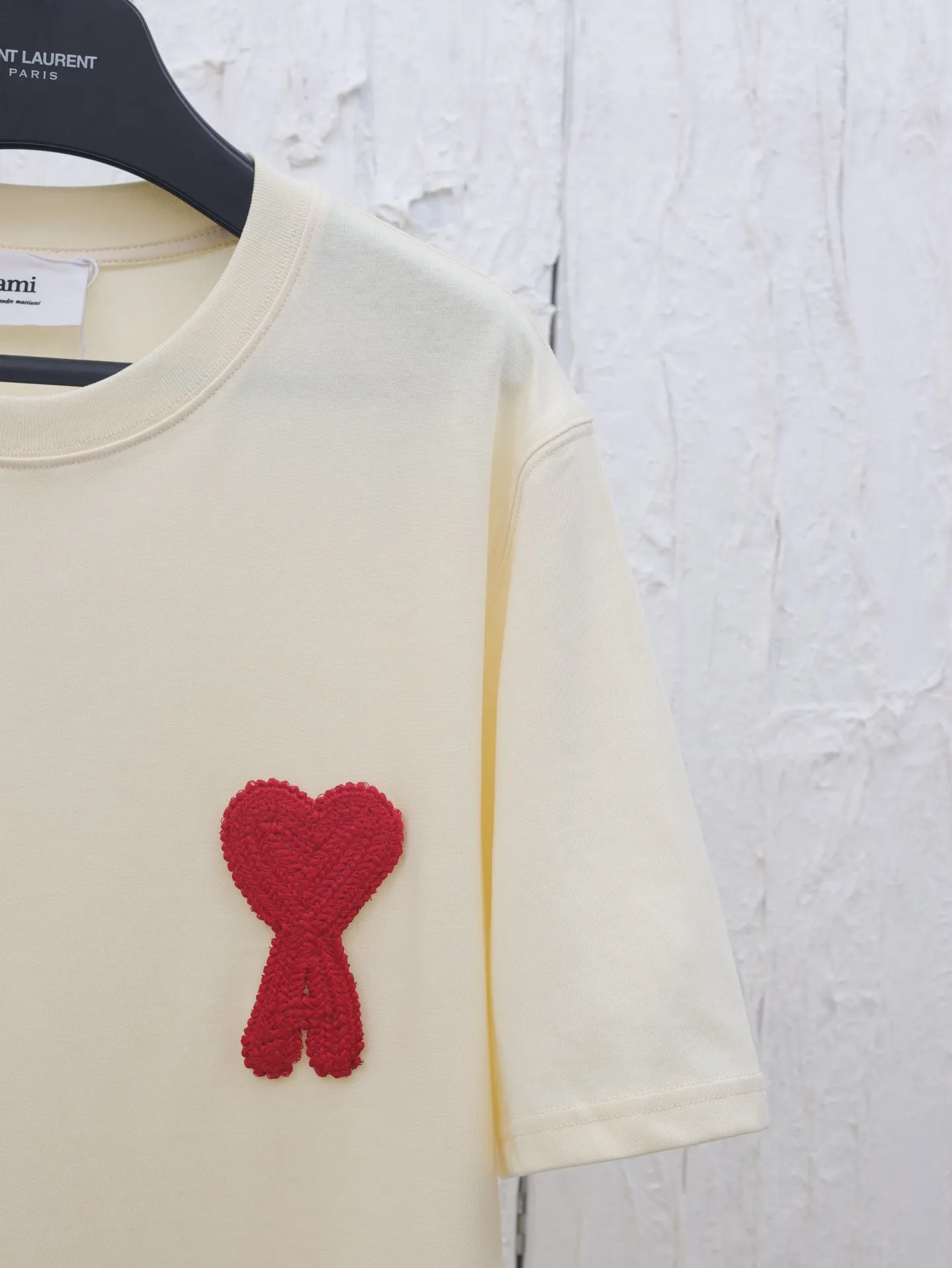 🅿️290 Ami 25 new spring and summer love embroidered round neck short-sleeved T-shirt is made of custom-woven and dyed 250g cotton double yarn fabric. It is thick and wide but not stiff. The upper body has a drapey muscle feel. It is soft and skin-friendly while perfectly hiding the flesh! The embroidered iconic big heart pattern is made with embroidery machines imported from Japan. The high-density chain embroidery stitches are fine and even, and the embroidery threads are full and three-dimensional. It "jumps" out of the clothes like a relief, and the fingertips touch it and it instantly falls! The outline of the heart is smooth and has no burrs, without a trace of edges or lines. It looks high-end from a distance and stunning up close. Even if it is worn close to the body, it will never dig into the skin. The craftsmanship details are directly in line with yb! The unique plush texture of towel embroidery has its own retro filter, and with a simple version, there is a hint of sophistication in the laziness!  Size：S/M/L