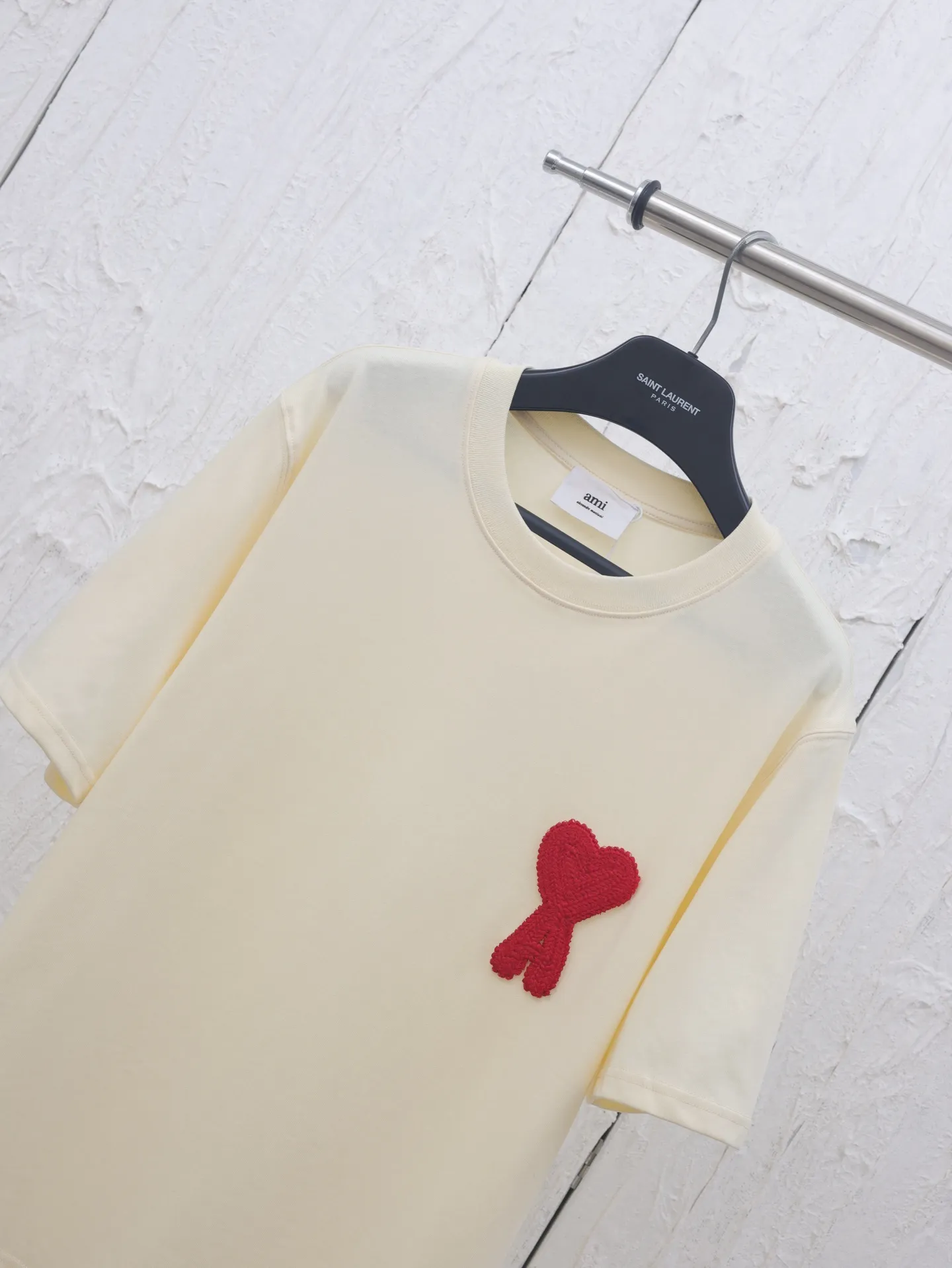 🅿️290 Ami 25 new spring and summer love embroidered round neck short-sleeved T-shirt is made of custom-woven and dyed 250g cotton double yarn fabric. It is thick and wide but not stiff. The upper body has a drapey muscle feel. It is soft and skin-friendly while perfectly hiding the flesh! The embroidered iconic big heart pattern is made with embroidery machines imported from Japan. The high-density chain embroidery stitches are fine and even, and the embroidery threads are full and three-dimensional. It "jumps" out of the clothes like a relief, and the fingertips touch it and it instantly falls! The outline of the heart is smooth and has no burrs, without a trace of edges or lines. It looks high-end from a distance and stunning up close. Even if it is worn close to the body, it will never dig into the skin. The craftsmanship details are directly in line with yb! The unique plush texture of towel embroidery has its own retro filter, and with a simple version, there is a hint of sophistication in the laziness!  Size：S/M/L