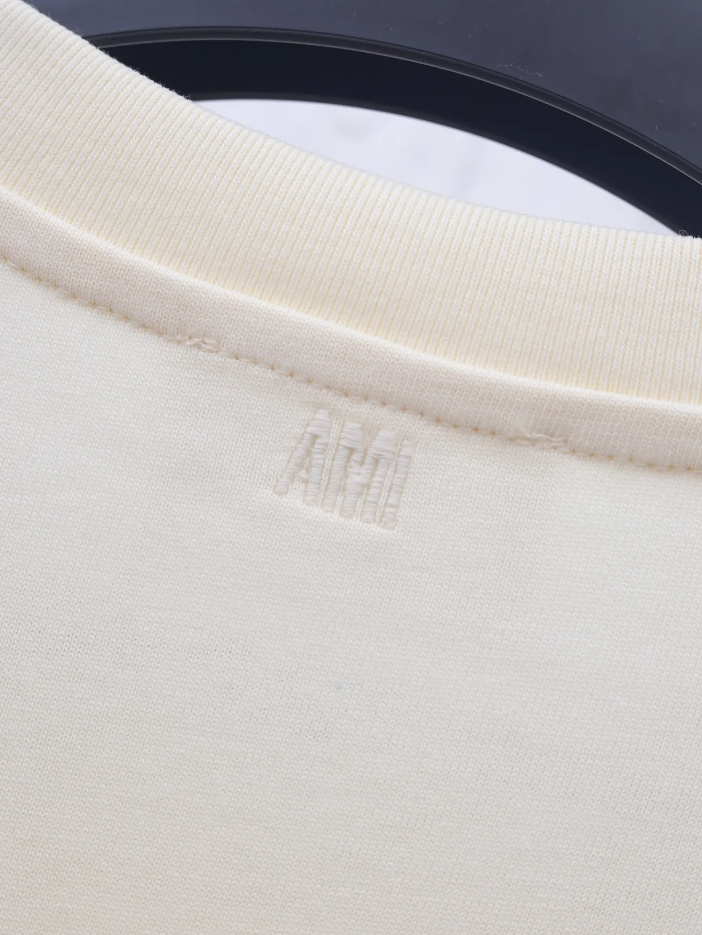 🅿️290 Ami 25 new spring and summer love embroidered round neck short-sleeved T-shirt is made of custom-woven and dyed 250g cotton double yarn fabric. It is thick and wide but not stiff. The upper body has a drapey muscle feel. It is soft and skin-friendly while perfectly hiding the flesh! The embroidered iconic big heart pattern is made with embroidery machines imported from Japan. The high-density chain embroidery stitches are fine and even, and the embroidery threads are full and three-dimensional. It "jumps" out of the clothes like a relief, and the fingertips touch it and it instantly falls! The outline of the heart is smooth and has no burrs, without a trace of edges or lines. It looks high-end from a distance and stunning up close. Even if it is worn close to the body, it will never dig into the skin. The craftsmanship details are directly in line with yb! The unique plush texture of towel embroidery has its own retro filter, and with a simple version, there is a hint of sophistication in the laziness!  Size：S/M/L