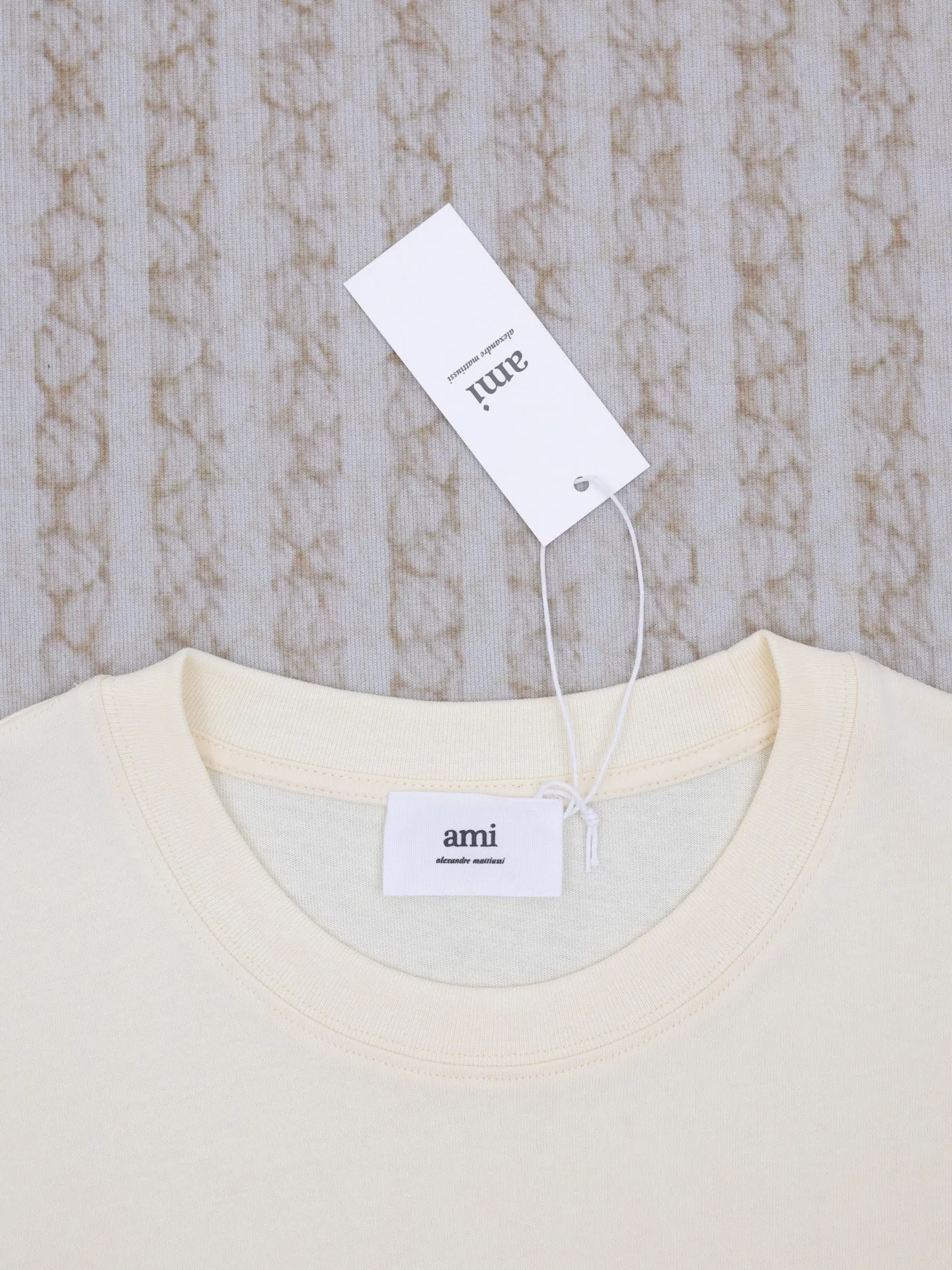 🅿️290 Ami 25 new spring and summer love embroidered round neck short-sleeved T-shirt is made of custom-woven and dyed 250g cotton double yarn fabric. It is thick and wide but not stiff. The upper body has a drapey muscle feel. It is soft and skin-friendly while perfectly hiding the flesh! The embroidered iconic big heart pattern is made with embroidery machines imported from Japan. The high-density chain embroidery stitches are fine and even, and the embroidery threads are full and three-dimensional. It "jumps" out of the clothes like a relief, and the fingertips touch it and it instantly falls! The outline of the heart is smooth and has no burrs, without a trace of edges or lines. It looks high-end from a distance and stunning up close. Even if it is worn close to the body, it will never dig into the skin. The craftsmanship details are directly in line with yb! The unique plush texture of towel embroidery has its own retro filter, and with a simple version, there is a hint of sophistication in the laziness!  Size：S/M/L