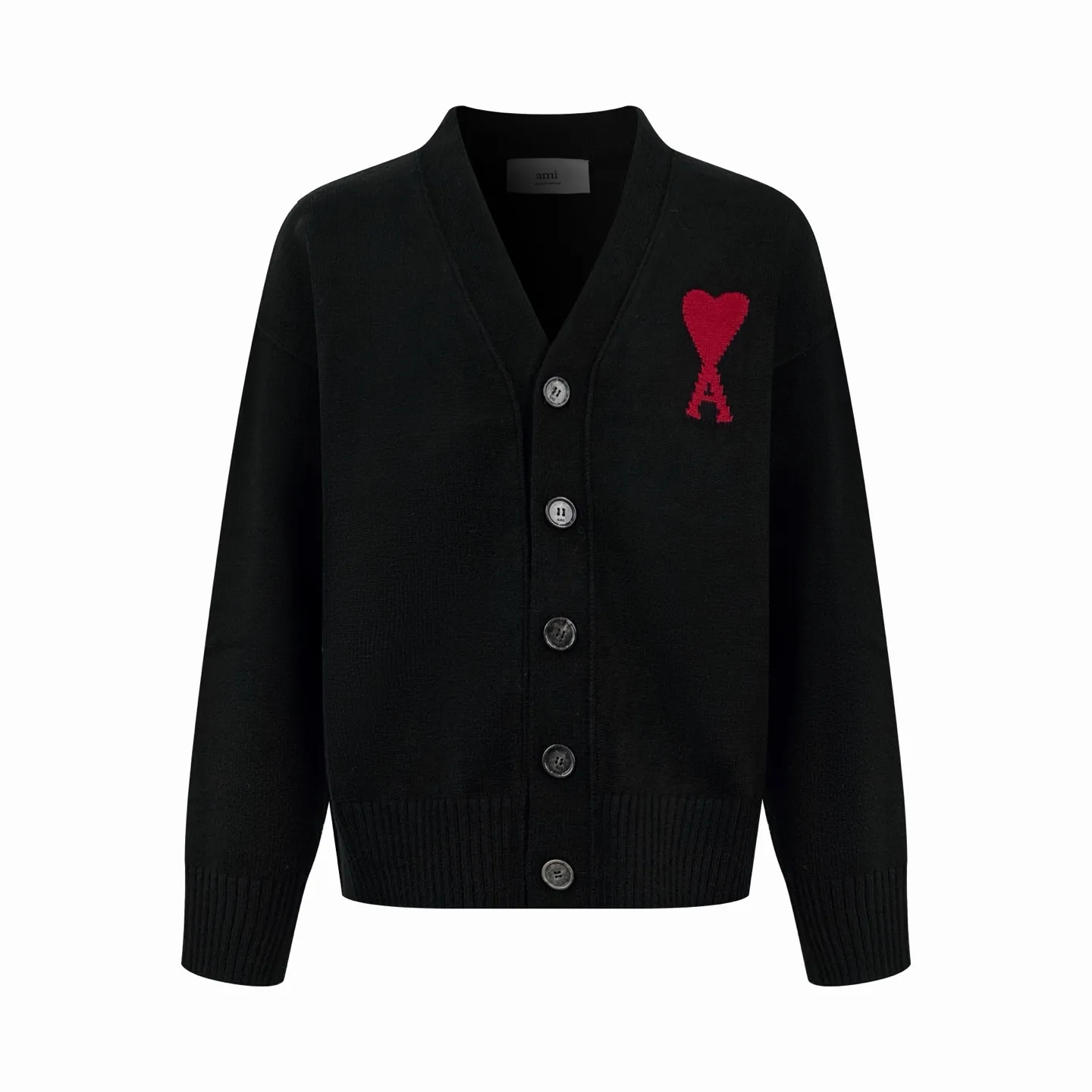 🅿️500 Ami red love jacquard V-neck knitted cardigan (black). The original purchase was 4,700 and developed. The fabric is made of custom-woven luxurious Merino wool. It is soft and delicate, comfortable and close to the skin. The classic black tone exudes an innate sense of luxury. A cinnabar red heart jumps on the chest, quietly exuding its own charming halo. It is the visual anchor of the soul and has full brand recognition. The unique cardigan silhouette and exquisite button design interpret the elegance and spontaneity of French fashion. It is the ultimate simplification of color, and it conveys the love and persistence of life. Meet the ultimate simplicity, the well-deserved king of versatility, made of jacquard tissue imported from Germany. Precisely control the arrangement and interweaving of yarns. Carefully interweave on the loom. Ami love jacquard art pattern inlay. The fabric is more vivid and three-dimensional, and the ready-made garments are washed and softened to remove odors. Use professional washing equipment and specific detergents to deeply clean and deodorize clothes to improve the feel and appearance of clothes. Size:S-M-L-XL