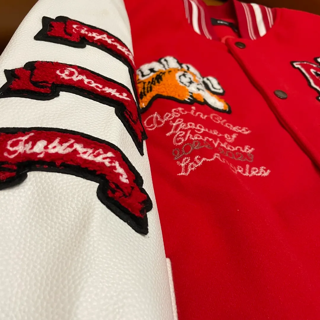 🅿️390 Ami➡️Ami 2025ss runway style baseball jacket. I ordered the original model and it took a month to finally ship. I love it so much. The upper body is really handsome. A Douyin blogger said that this year's new jacket will become a future trend. If you look through street photos, you will find that celebrities regard it as a collectible jacket, a must-have item for men and women who want light luxury for commuting. Developing the highest version on the entire network, it took 1 month to customize and the cost was extremely high. The German imported flat-machine made custom-woven wool jacquard threads, using the first layer of imported lambskin. The pleated texture is unparalleled. It is hand-cut and meticulously crafted. The stitching position is very technical. Whether the whole garment is good or not depends on this position. Top-notch workmanship and details can stand the test. A full set of customized accessories, the letters are clear and perfectly restored without any difference. High-end atmosphere and full grade! The entire dress is exclusively customized with heavy craftsmanship. The towel patch embroidery is perfectly combined with craft embroidery and precise stitching! Absolute craftsmanship quality!