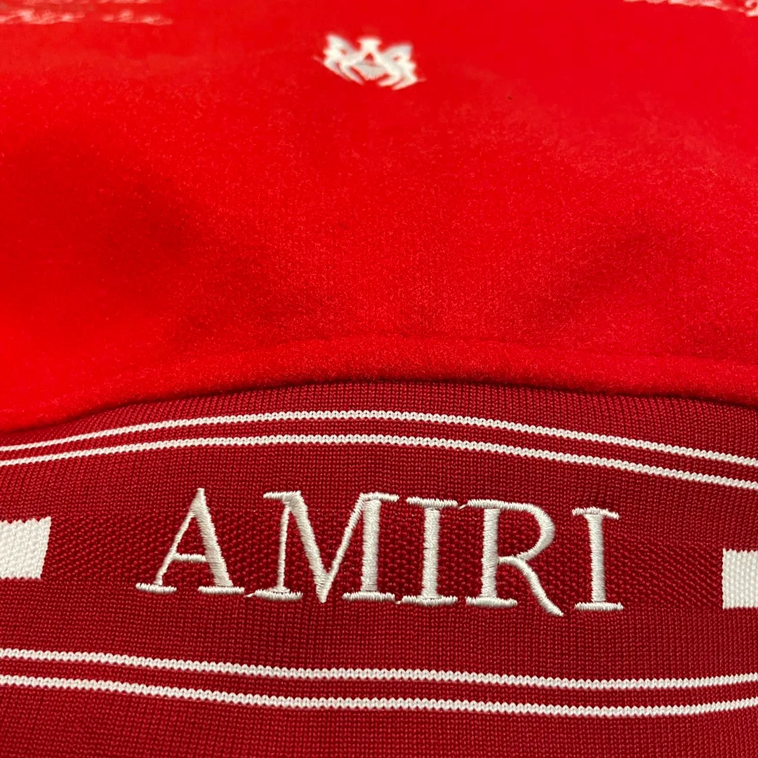 🅿️390 Ami➡️Ami 2025ss runway style baseball jacket. I ordered the original model and it took a month to finally ship. I love it so much. The upper body is really handsome. A Douyin blogger said that this year's new jacket will become a future trend. If you look through street photos, you will find that celebrities regard it as a collectible jacket, a must-have item for men and women who want light luxury for commuting. Developing the highest version on the entire network, it took 1 month to customize and the cost was extremely high. The German imported flat-machine made custom-woven wool jacquard threads, using the first layer of imported lambskin. The pleated texture is unparalleled. It is hand-cut and meticulously crafted. The stitching position is very technical. Whether the whole garment is good or not depends on this position. Top-notch workmanship and details can stand the test. A full set of customized accessories, the letters are clear and perfectly restored without any difference. High-end atmosphere and full grade! The entire dress is exclusively customized with heavy craftsmanship. The towel patch embroidery is perfectly combined with craft embroidery and precise stitching! Absolute craftsmanship quality!