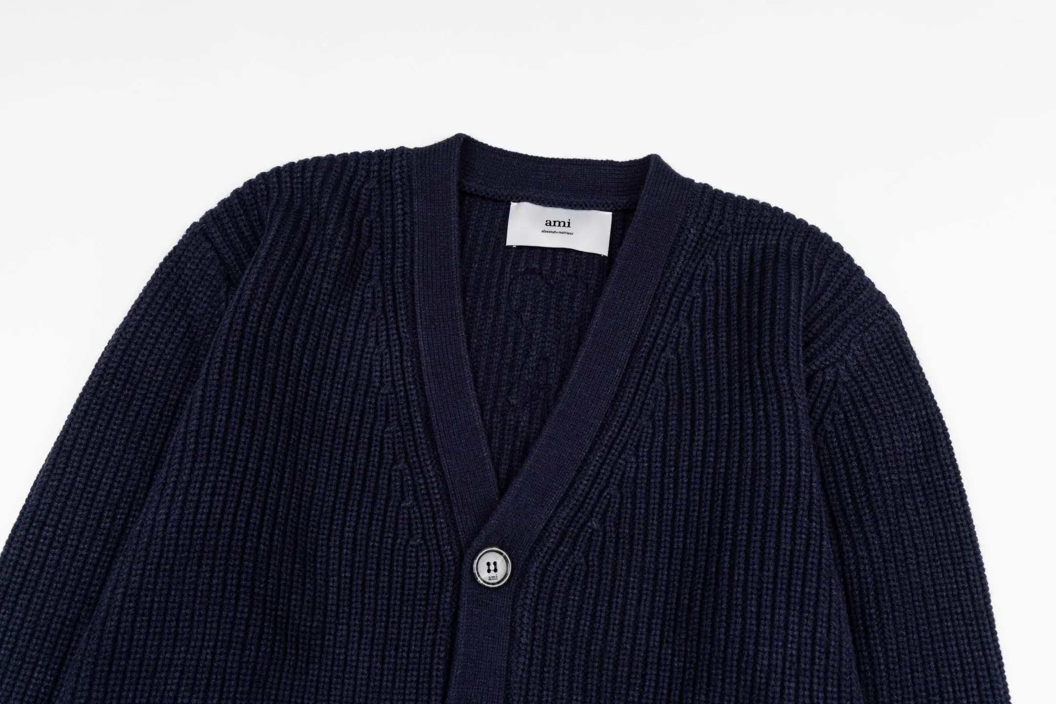 🅿️600 Ami woven love stripe contrasting V-neck knitted cardigan (navy blue). The original version was purchased for 3,042 and developed. The fabric is made of alpaca wool to maintain a stable shape. The stitching is even and firm, and the details are meticulously handled, reflecting the brand's strict control over quality. The overall design is simple and elegant, suitable for various occasions. Whether it is business or leisure, it can show an elegant and decent style. The overall wiring is straight and delicate, the fabric is comfortable and soft, and the color is consistent without color difference. It can be matched with the same style to create a fashionable look, and can be used in various occasions. Customized accessories, complete with three standards, the same style for men and women. Size:S-M-L-XL