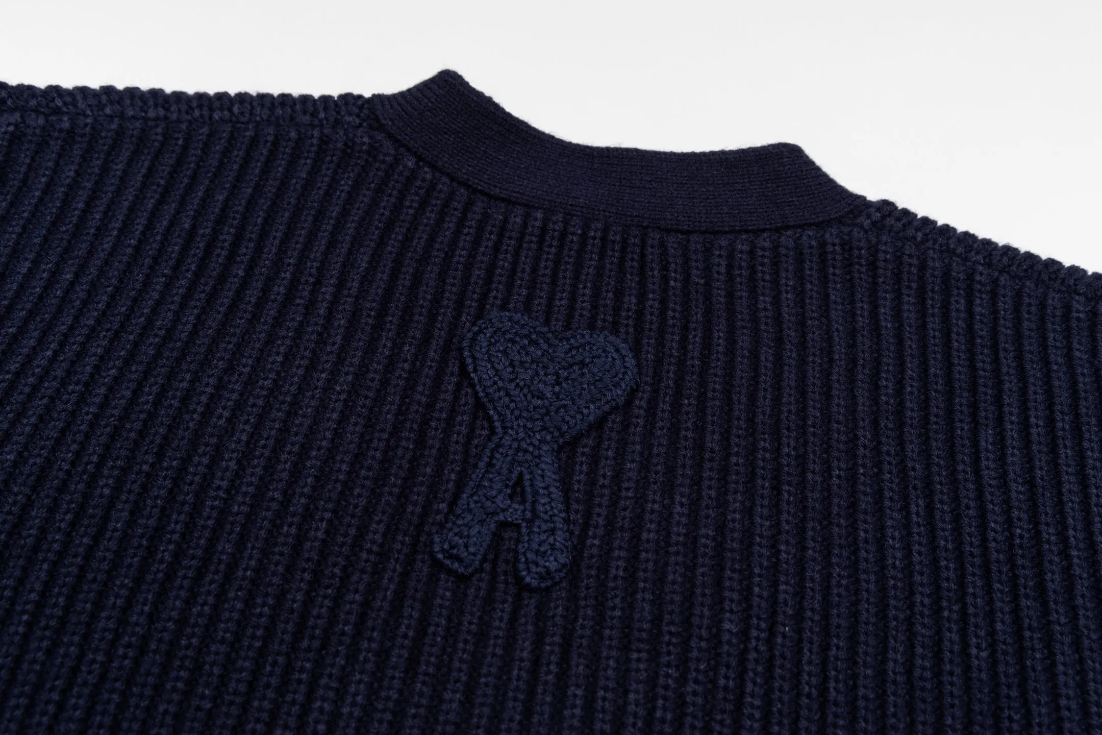 🅿️600 Ami woven love stripe contrasting V-neck knitted cardigan (navy blue). The original version was purchased for 3,042 and developed. The fabric is made of alpaca wool to maintain a stable shape. The stitching is even and firm, and the details are meticulously handled, reflecting the brand's strict control over quality. The overall design is simple and elegant, suitable for various occasions. Whether it is business or leisure, it can show an elegant and decent style. The overall wiring is straight and delicate, the fabric is comfortable and soft, and the color is consistent without color difference. It can be matched with the same style to create a fashionable look, and can be used in various occasions. Customized accessories, complete with three standards, the same style for men and women. Size:S-M-L-XL