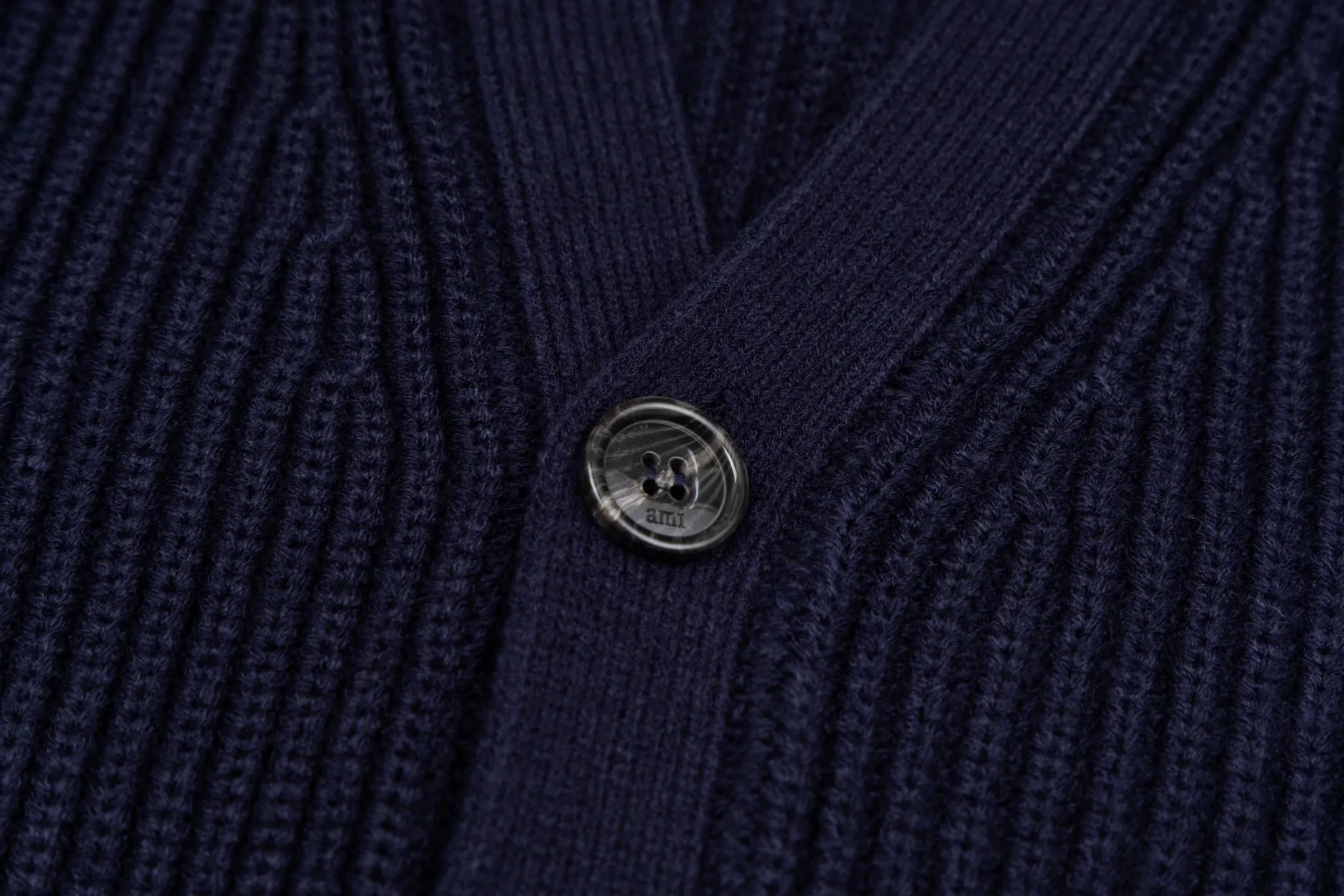 🅿️600 Ami woven love stripe contrasting V-neck knitted cardigan (navy blue). The original version was purchased for 3,042 and developed. The fabric is made of alpaca wool to maintain a stable shape. The stitching is even and firm, and the details are meticulously handled, reflecting the brand's strict control over quality. The overall design is simple and elegant, suitable for various occasions. Whether it is business or leisure, it can show an elegant and decent style. The overall wiring is straight and delicate, the fabric is comfortable and soft, and the color is consistent without color difference. It can be matched with the same style to create a fashionable look, and can be used in various occasions. Customized accessories, complete with three standards, the same style for men and women. Size:S-M-L-XL