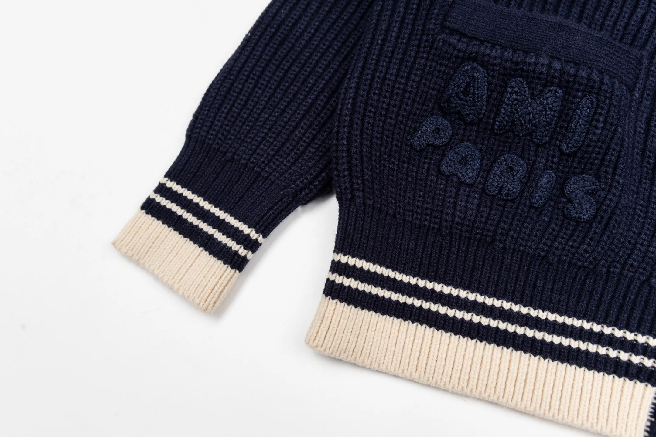 🅿️600 Ami woven love stripe contrasting V-neck knitted cardigan (navy blue). The original version was purchased for 3,042 and developed. The fabric is made of alpaca wool to maintain a stable shape. The stitching is even and firm, and the details are meticulously handled, reflecting the brand's strict control over quality. The overall design is simple and elegant, suitable for various occasions. Whether it is business or leisure, it can show an elegant and decent style. The overall wiring is straight and delicate, the fabric is comfortable and soft, and the color is consistent without color difference. It can be matched with the same style to create a fashionable look, and can be used in various occasions. Customized accessories, complete with three standards, the same style for men and women. Size:S-M-L-XL