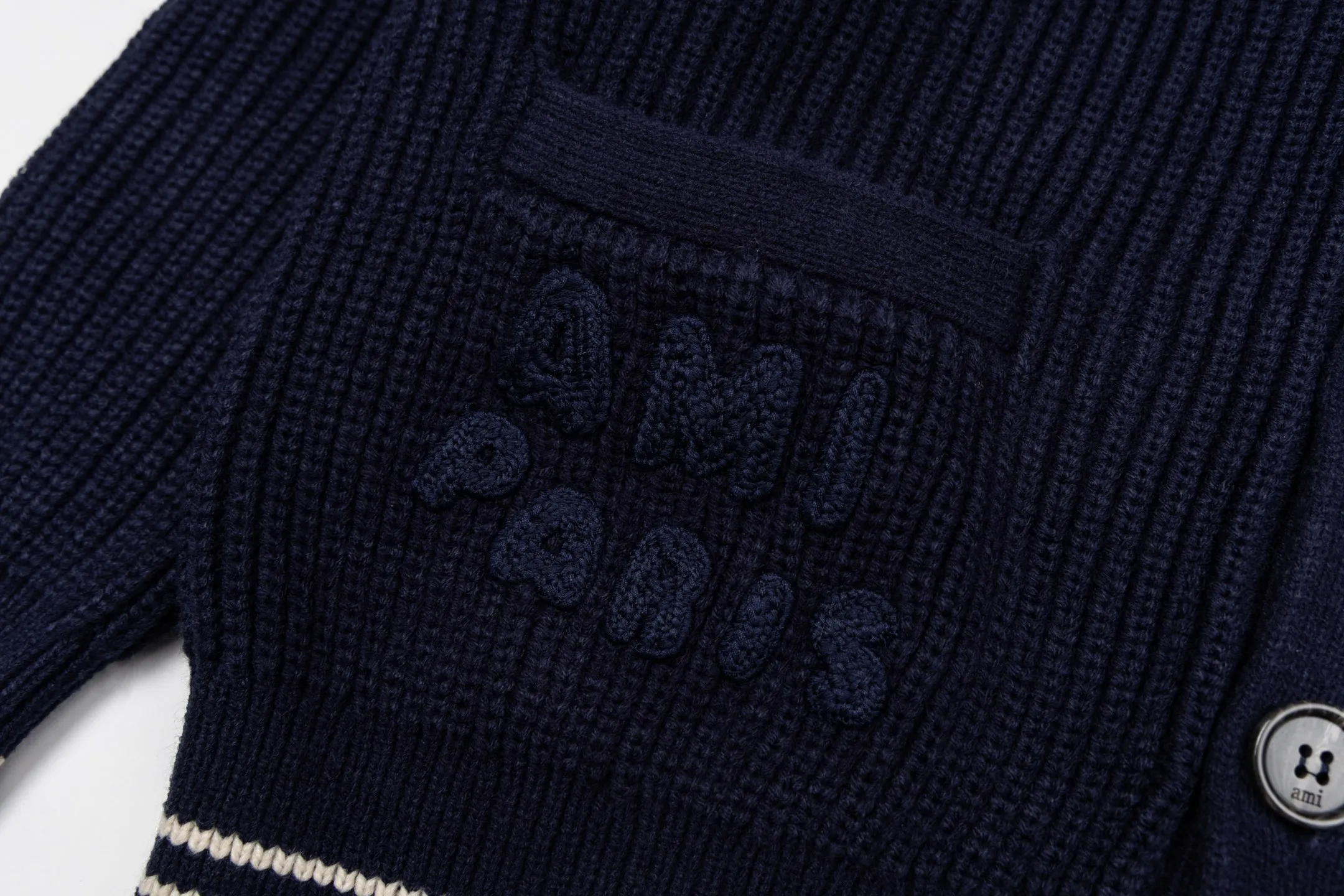 🅿️600 Ami woven love stripe contrasting V-neck knitted cardigan (navy blue). The original version was purchased for 3,042 and developed. The fabric is made of alpaca wool to maintain a stable shape. The stitching is even and firm, and the details are meticulously handled, reflecting the brand's strict control over quality. The overall design is simple and elegant, suitable for various occasions. Whether it is business or leisure, it can show an elegant and decent style. The overall wiring is straight and delicate, the fabric is comfortable and soft, and the color is consistent without color difference. It can be matched with the same style to create a fashionable look, and can be used in various occasions. Customized accessories, complete with three standards, the same style for men and women. Size:S-M-L-XL