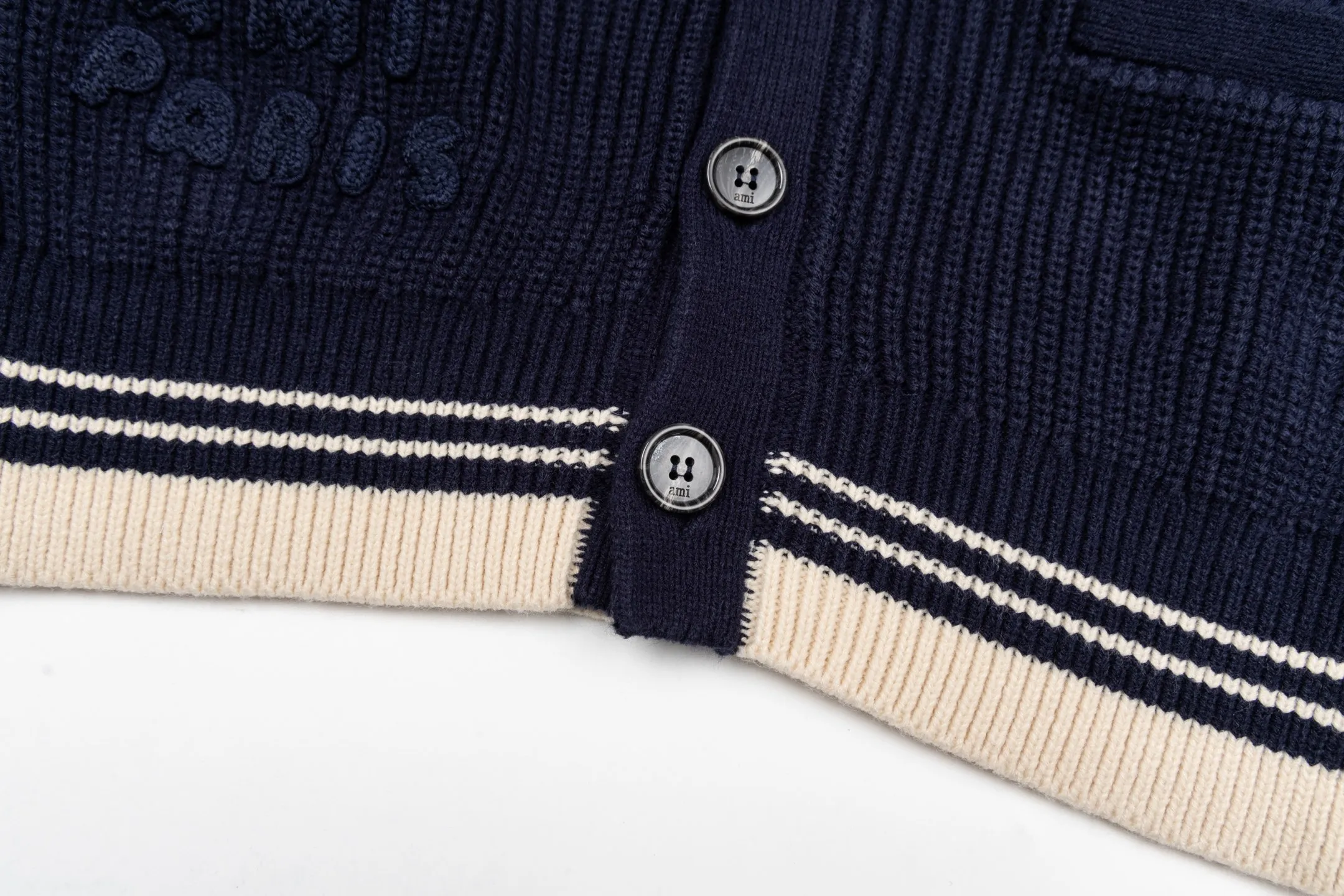 🅿️600 Ami woven love stripe contrasting V-neck knitted cardigan (navy blue). The original version was purchased for 3,042 and developed. The fabric is made of alpaca wool to maintain a stable shape. The stitching is even and firm, and the details are meticulously handled, reflecting the brand's strict control over quality. The overall design is simple and elegant, suitable for various occasions. Whether it is business or leisure, it can show an elegant and decent style. The overall wiring is straight and delicate, the fabric is comfortable and soft, and the color is consistent without color difference. It can be matched with the same style to create a fashionable look, and can be used in various occasions. Customized accessories, complete with three standards, the same style for men and women. Size:S-M-L-XL