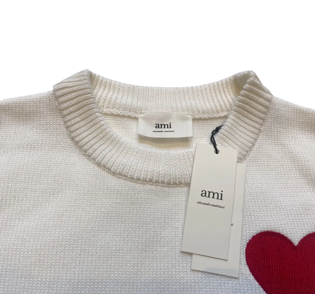 🅿️230 AMI sweater with love embroidery ① Differentiated from the replica version of market core-spun wool ② 100% pure cotton wool ③ Customized weaving weight up to 800 grams ④ Three-label QR code official website sticker ⑤ Official website size: S-L ⑥ Color: off-white