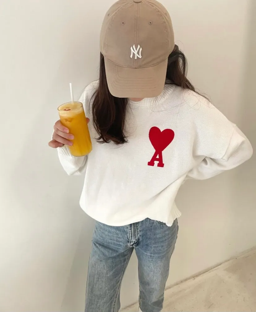 🅿️230 AMI sweater with love embroidery ① Differentiated from the replica version of market core-spun wool ② 100% pure cotton wool ③ Customized weaving weight up to 800 grams ④ Three-label QR code official website sticker ⑤ Official website size: S-L ⑥ Color: off-white