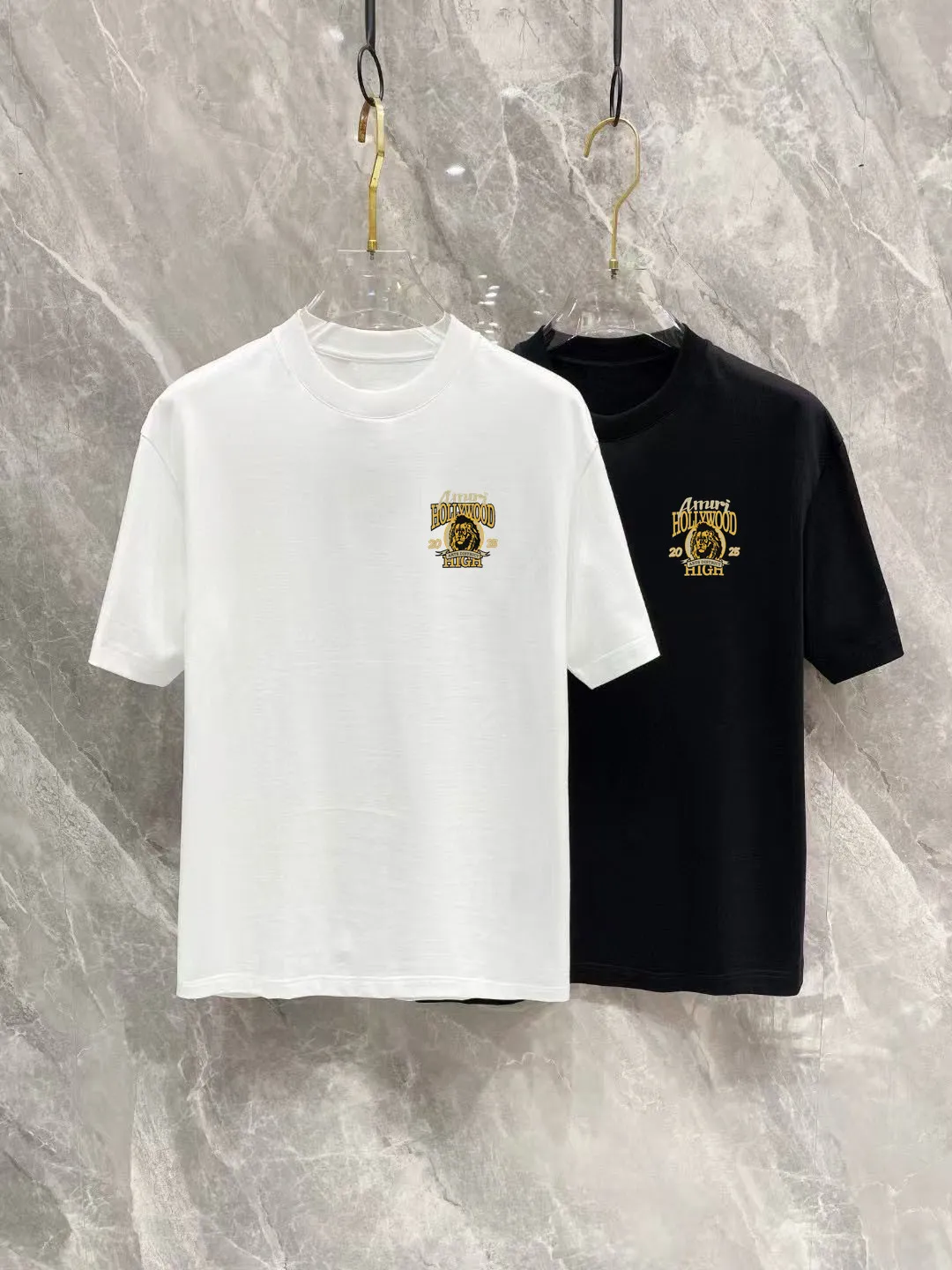 P150 AMIRI 2025 spring and summer new style debut counter, the latest short-sleeved round neck T-shirt, high-end custom design, avant-garde and fashionable! The brand logo is designed with heavy craftsmanship printing, 250 grams of Xinjiang long-staple cotton fabric, comfortable to wear. Counter-level exquisite stitching. Fine workmanship. The upper body effect is incomparably handsome! A must-have item for a stylish man! Color: Black White Size: S-2XL (sub-size) Slightly wide version Size: S M L Due to manual measurement, there is a deviation of about 1-3CM in the size, please forgive me.