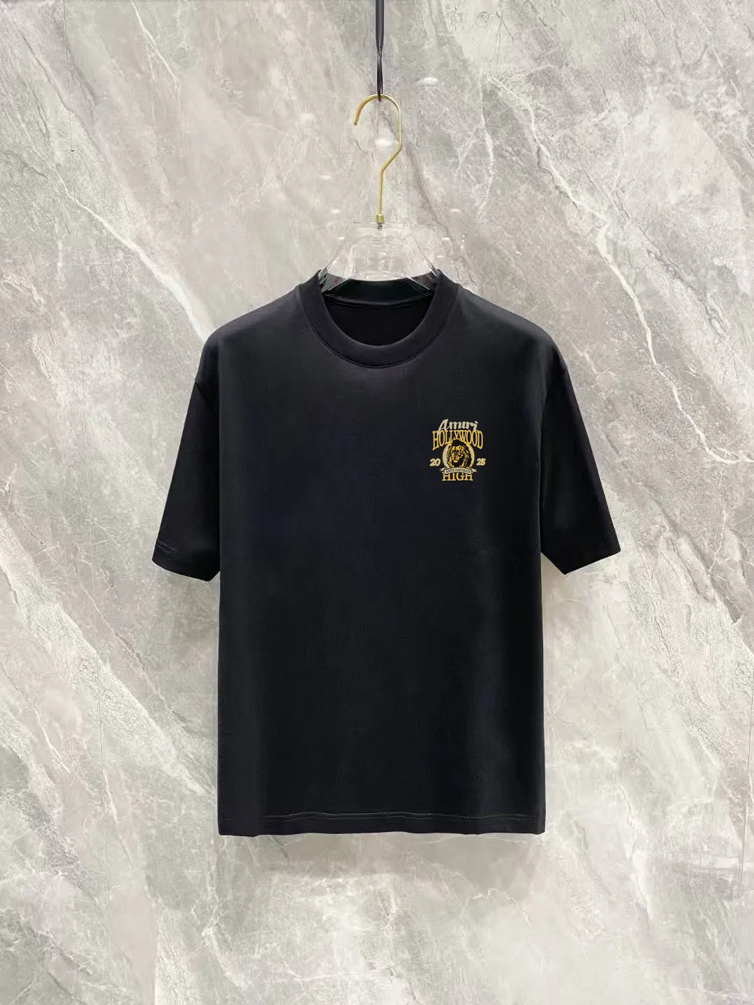 P150 AMIRI 2025 spring and summer new style debut counter, the latest short-sleeved round neck T-shirt, high-end custom design, avant-garde and fashionable! The brand logo is designed with heavy craftsmanship printing, 250 grams of Xinjiang long-staple cotton fabric, comfortable to wear. Counter-level exquisite stitching. Fine workmanship. The upper body effect is incomparably handsome! A must-have item for a stylish man! Color: Black White Size: S-2XL (sub-size) Slightly wide version Size: S M L Due to manual measurement, there is a deviation of about 1-3CM in the size, please forgive me.