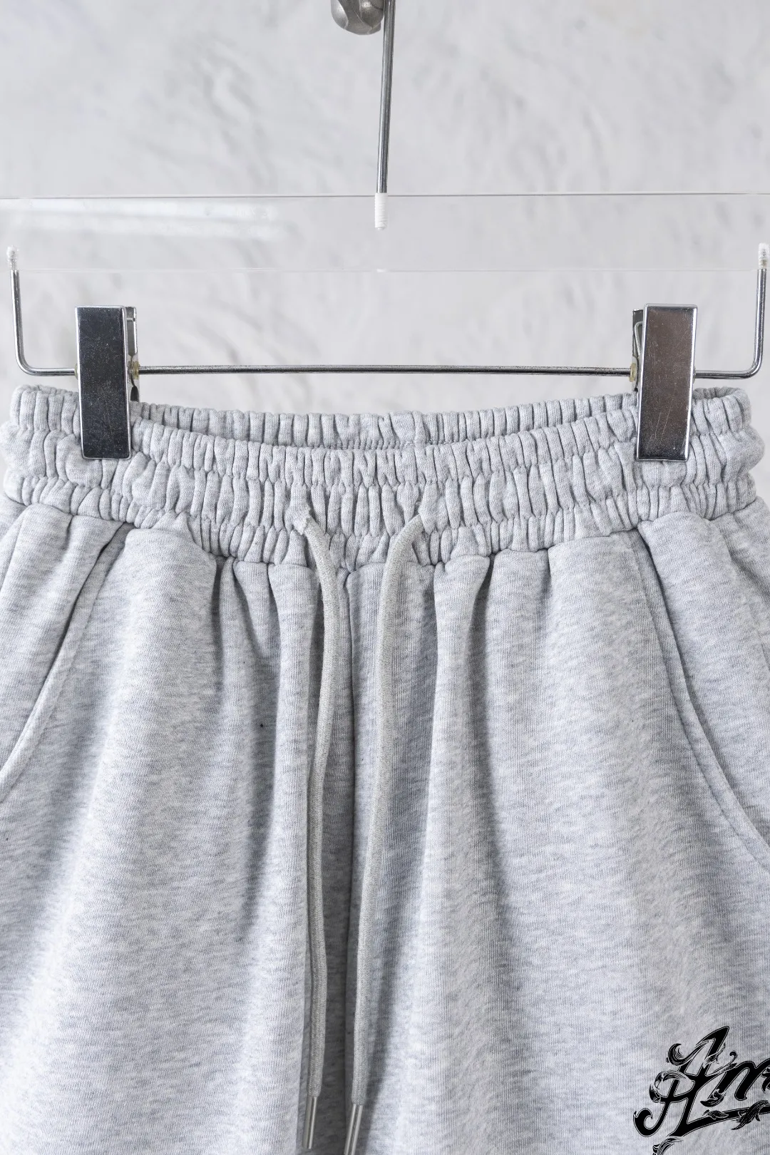 P180 AMIRI new shorts, classic printed shorts, light luxury, a must-have item for daily commuting for men and women, correct version, welcome to compare, detailed features · Made of 360g Xinjiang cotton double yarn fish scale terry fabric · Elastic waistband · Double needle stitching and cross-stitching process Color: black/grey Size: S M L XL XXL (please state your height and weight when placing an order)