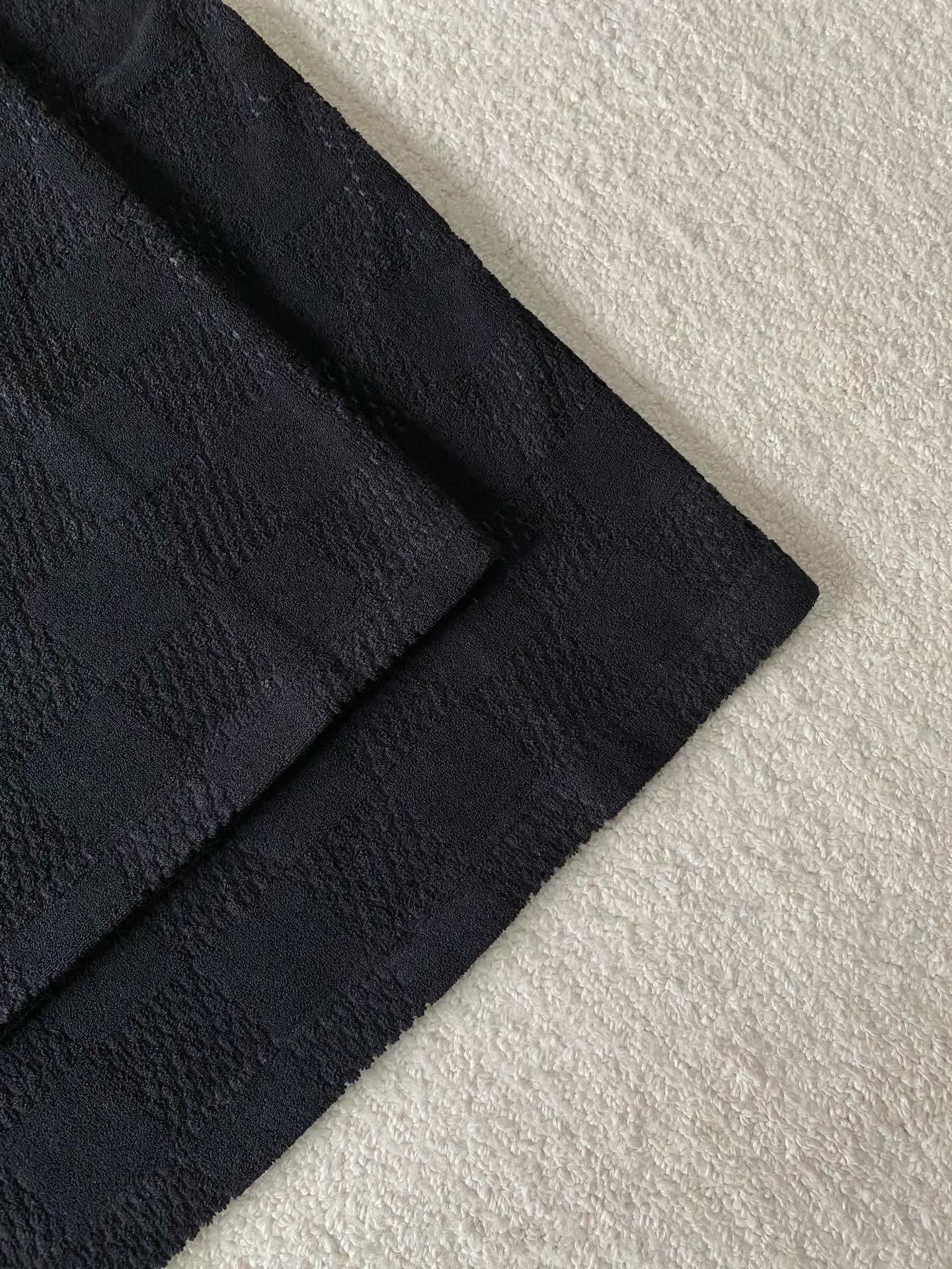 LV towel plaid round neck short sleeves ⚠️Original purchase, 650, standard fit, Damier terry cloth, embroidered Marque L.Uuitton deposee logo on the chest, ribbed collar, floral stitching, full set of accessories with #Damier terry cloth Towel jacquard fabric terry cloth is a fabric that looks like a towel. It has the advantages of high water absorption, good warmth retention, soft hand feel, stiff fabric, and not easy to deform, so it is called terry cloth.  During the weaving process of the full-width embossed pattern, computer digital programming is used to make the plate. The jacquard part has a concave and convex feel, the fabric has a soft and waxy feel, and the fabric details are delicate. The thermal conductivity of towel fabric is low, and because the cotton fiber itself is porous and elastic, a large amount of air can accumulate between the fibers, so the towel fabric has good moisture retention.  #Chest Marque L Uuitton deposee embroidery The chest is embellished with simple letter patterns, and the letter size spacing effect is consistent. Using linen embroidery thread combined with encrypted processing, the embroidery body has a subtle matte visual texture; the embroidery effect is three-dimensional and full. The smaller the embroidery, the more sophisticated and demanding it is. The embroidery thread is made of imported material, which is more flexible and glossy than ordinary embroidery thread; the stitches are clear and smooth, and have a three-dimensional texture effect.  #Positioning Pattern Cutting and Sewing The whole piece positioning pattern sewing process is a fine and complex technology. During the cutting process, it is necessary to ensure that the pattern or texture of each piece can perfectly match other pieces. Through floral tailoring, the checkerboard pattern of ready-made garments appears neatly arranged.  #straight round neck version. Cut and sewed in floral position, standard H hanging version, with shoulder-length design. The vertical version emphasizes that the width of the shoulders, waist, and hem are basically the same, and it is simple and loose. The short sleeves are tailored to fit the body of the wearer. At the same time, the neckline, cuffs and hem of the short sleeves are all designed with double lines.