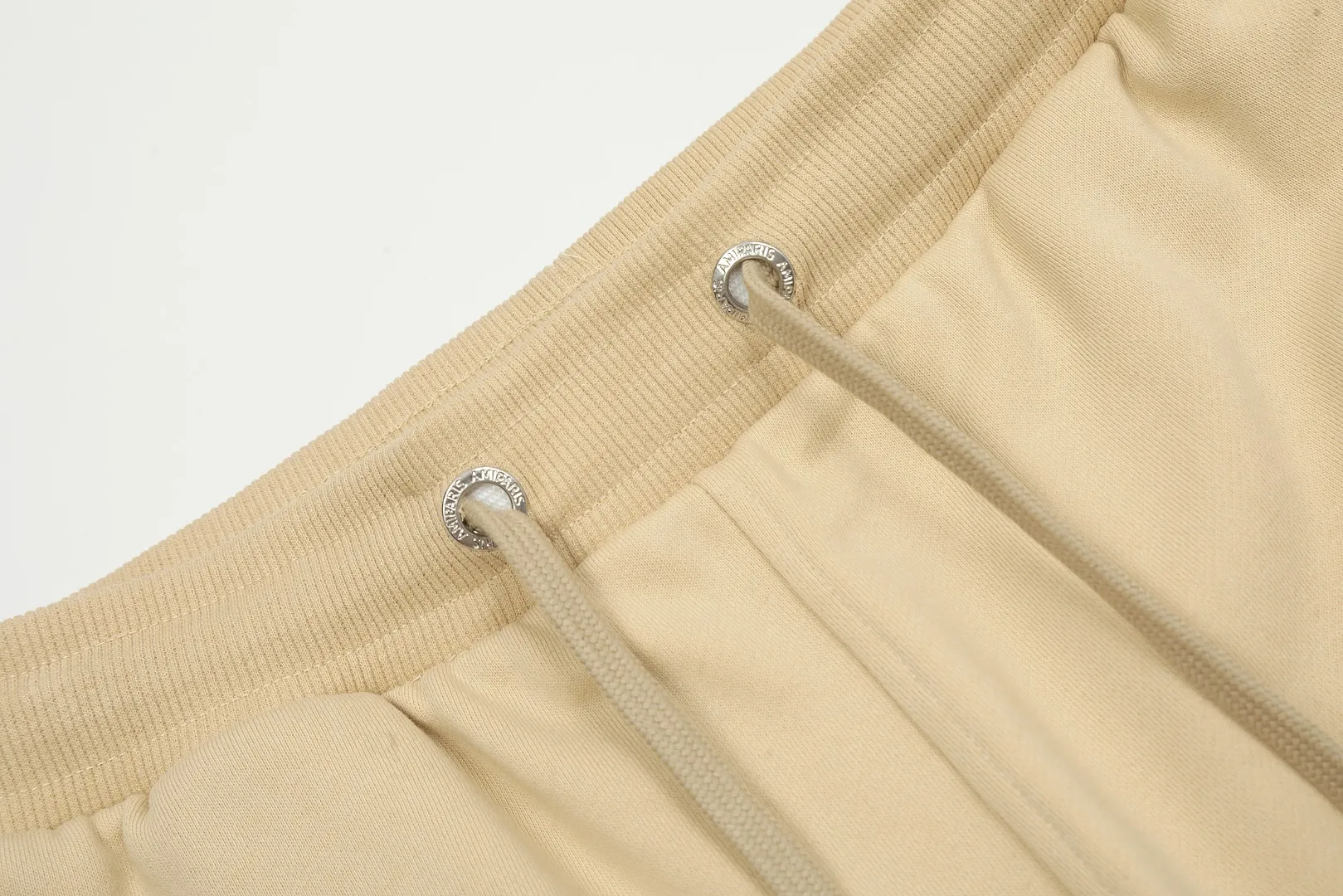 AMI/Amy Macaron Embroidered Heart Classic Shorts Put aside all the messy words and let’s go directly to the product parameters: ✅380g customized rough-feel fabric ✅Correct workmanship Every detail is 100% restored to the official website ✅Threads are made of 500g high-gram heavyweight pure cotton threads Custom-woven and dyed in the same color in the same vat No color difference with the fabric Machine washable and not easy to deform ✅No comparison and no damage Differentiating the market currency Correct workmanship details High-quality pure cotton fabric ✅The webbing is made of custom-dyed high-density and high-thickness webbing. Comparing with the official website. ✅The only correct embroidery of the same material on the market. Differentiating the fakes on the market at a glance. ✅The version follows the official website. It is loose and slim and can wear 210 pounds. There is no pressure for global shopping. Size: S-XL. Color (6 colors): Black, White, Gray, Navy Khaki, Rose Pink.