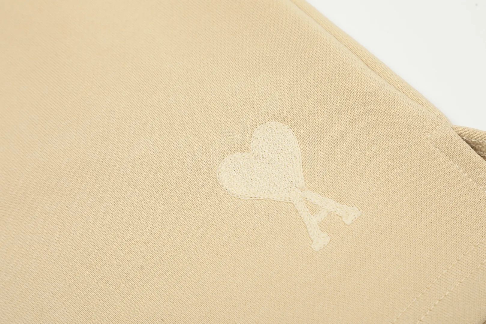 AMI/Amy Macaron Embroidered Heart Classic Shorts Put aside all the messy words and let’s go directly to the product parameters: ✅380g customized rough-feel fabric ✅Correct workmanship Every detail is 100% restored to the official website ✅Threads are made of 500g high-gram heavyweight pure cotton threads Custom-woven and dyed in the same color in the same vat No color difference with the fabric Machine washable and not easy to deform ✅No comparison and no damage Differentiating the market currency Correct workmanship details High-quality pure cotton fabric ✅The webbing is made of custom-dyed high-density and high-thickness webbing. Comparing with the official website. ✅The only correct embroidery of the same material on the market. Differentiating the fakes on the market at a glance. ✅The version follows the official website. It is loose and slim and can wear 210 pounds. There is no pressure for global shopping. Size: S-XL. Color (6 colors): Black, White, Gray, Navy Khaki, Rose Pink.