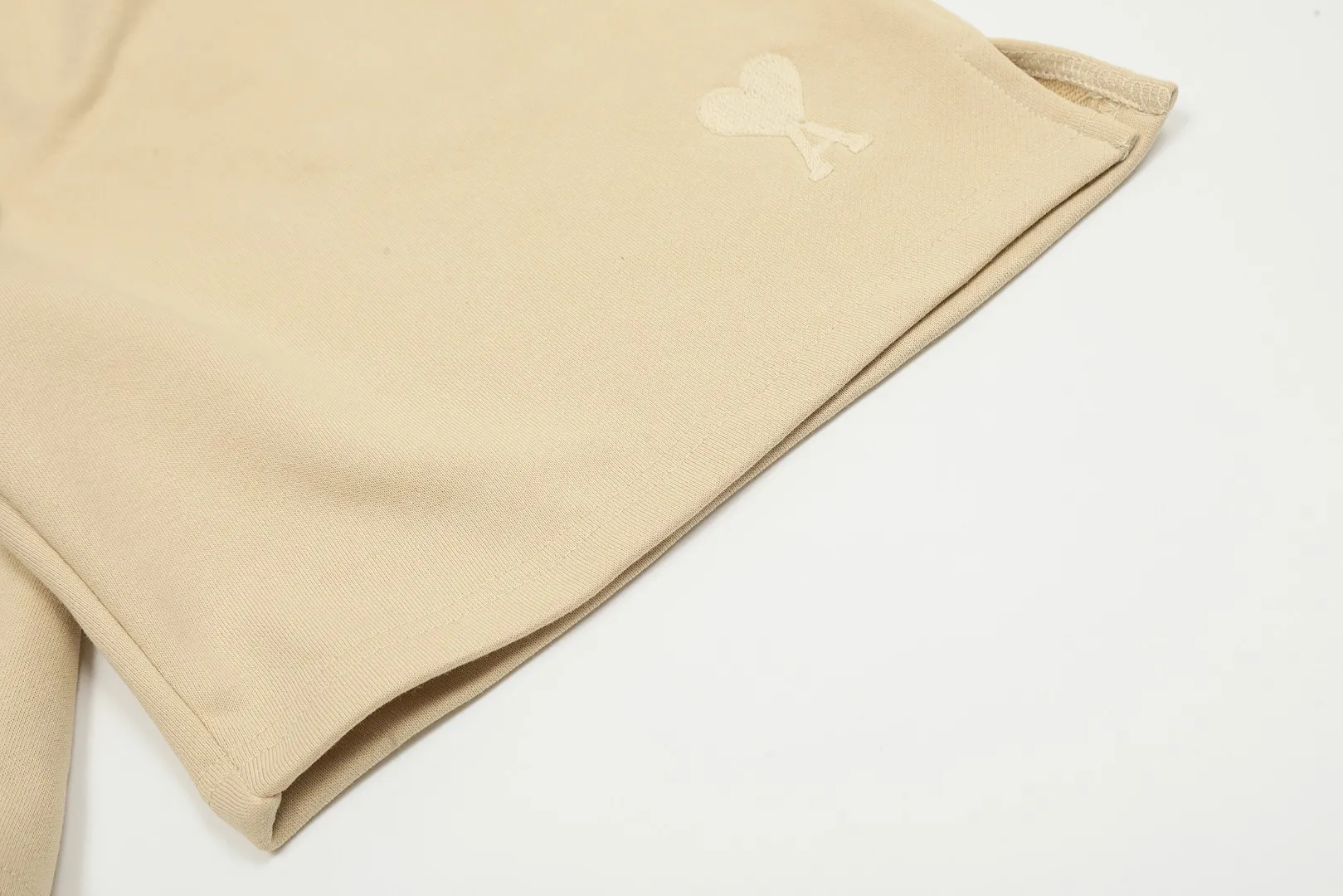 AMI/Amy Macaron Embroidered Heart Classic Shorts Put aside all the messy words and let’s go directly to the product parameters: ✅380g customized rough-feel fabric ✅Correct workmanship Every detail is 100% restored to the official website ✅Threads are made of 500g high-gram heavyweight pure cotton threads Custom-woven and dyed in the same color in the same vat No color difference with the fabric Machine washable and not easy to deform ✅No comparison and no damage Differentiating the market currency Correct workmanship details High-quality pure cotton fabric ✅The webbing is made of custom-dyed high-density and high-thickness webbing. Comparing with the official website. ✅The only correct embroidery of the same material on the market. Differentiating the fakes on the market at a glance. ✅The version follows the official website. It is loose and slim and can wear 210 pounds. There is no pressure for global shopping. Size: S-XL. Color (6 colors): Black, White, Gray, Navy Khaki, Rose Pink.
