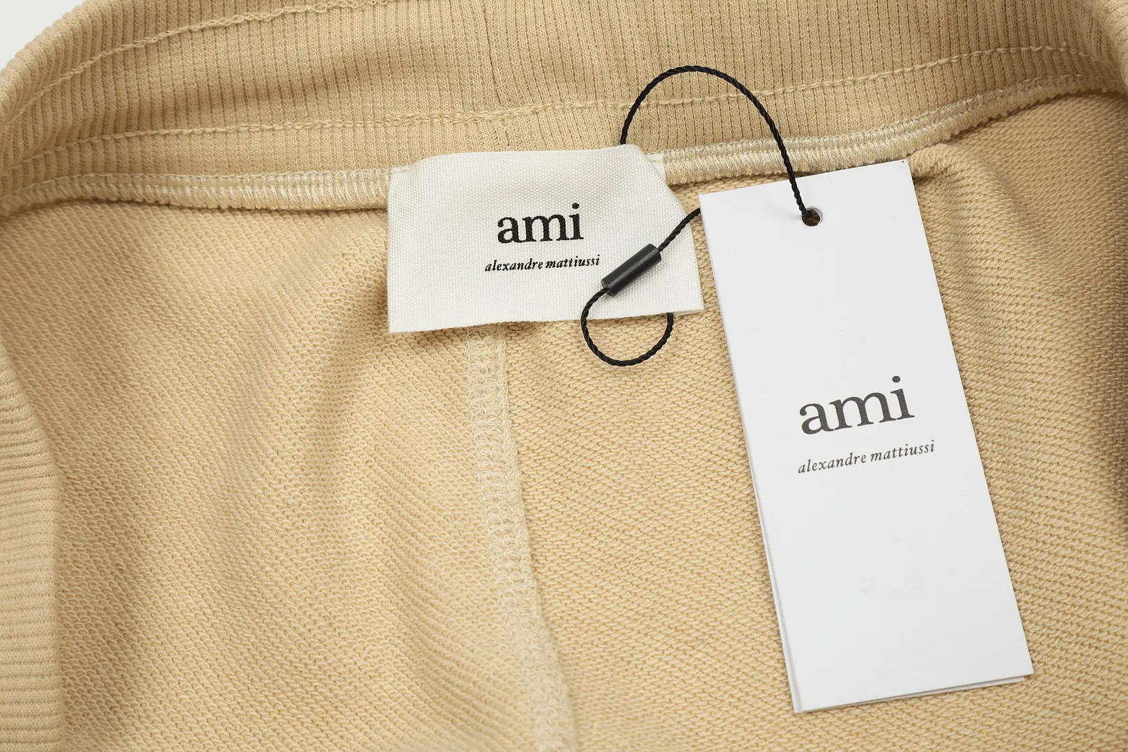 AMI/Amy Macaron Embroidered Heart Classic Shorts Put aside all the messy words and let’s go directly to the product parameters: ✅380g customized rough-feel fabric ✅Correct workmanship Every detail is 100% restored to the official website ✅Threads are made of 500g high-gram heavyweight pure cotton threads Custom-woven and dyed in the same color in the same vat No color difference with the fabric Machine washable and not easy to deform ✅No comparison and no damage Differentiating the market currency Correct workmanship details High-quality pure cotton fabric ✅The webbing is made of custom-dyed high-density and high-thickness webbing. Comparing with the official website. ✅The only correct embroidery of the same material on the market. Differentiating the fakes on the market at a glance. ✅The version follows the official website. It is loose and slim and can wear 210 pounds. There is no pressure for global shopping. Size: S-XL. Color (6 colors): Black, White, Gray, Navy Khaki, Rose Pink.