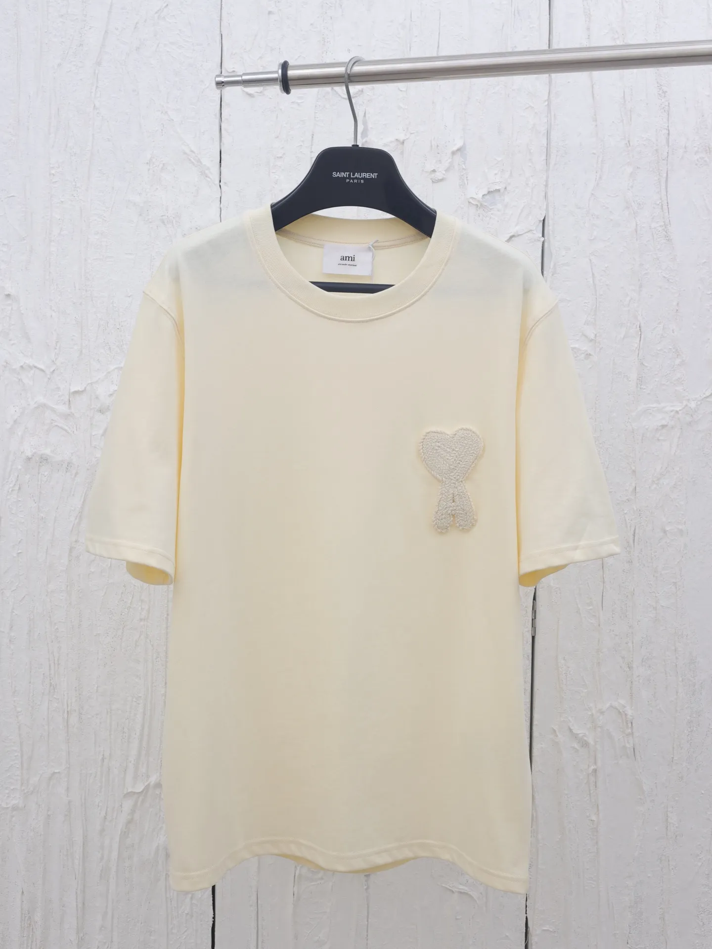 🅿️290 Ami 25 new spring and summer love embroidered round neck short-sleeved T-shirt is made of custom-woven and dyed 250g cotton double yarn fabric. It is thick and wide but not stiff. The upper body has a drapey muscle feel. It is soft and skin-friendly while perfectly hiding the flesh! The embroidered iconic big heart pattern is made with embroidery machines imported from Japan. The high-density chain embroidery stitches are fine and even, and the embroidery threads are full and three-dimensional. It "jumps" out of the clothes like a relief, and the fingertips touch it and it instantly falls! The outline of the heart is smooth and has no burrs, without a trace of edges or lines. It looks high-end from a distance and stunning up close. Even if it is worn close to the body, it will never dig into the skin. The craftsmanship details are directly in line with yb! The unique plush texture of towel embroidery has its own retro filter, and with a simple version, there is a hint of sophistication in the laziness!  Size：S/M/L