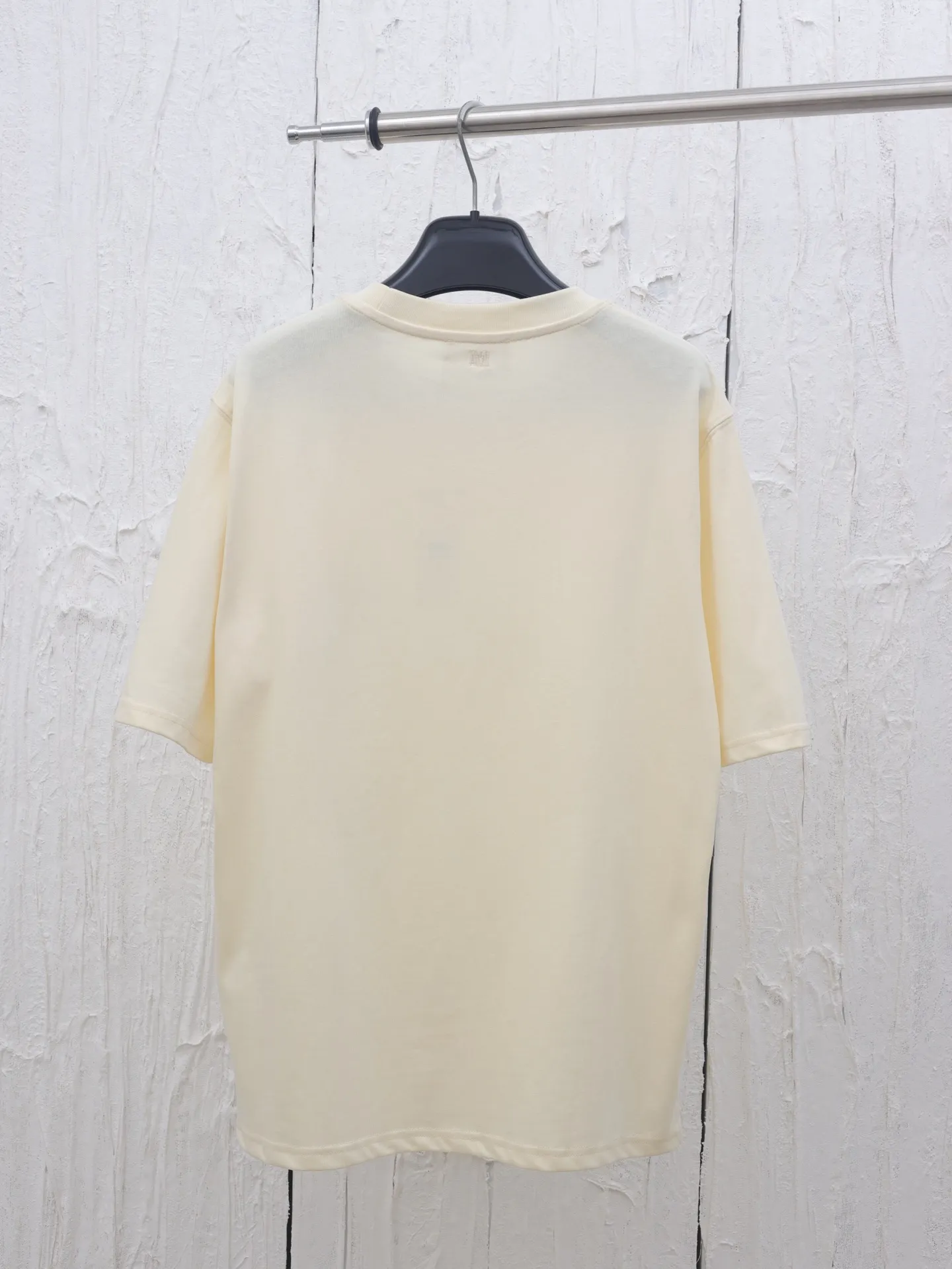🅿️290 Ami 25 new spring and summer love embroidered round neck short-sleeved T-shirt is made of custom-woven and dyed 250g cotton double yarn fabric. It is thick and wide but not stiff. The upper body has a drapey muscle feel. It is soft and skin-friendly while perfectly hiding the flesh! The embroidered iconic big heart pattern is made with embroidery machines imported from Japan. The high-density chain embroidery stitches are fine and even, and the embroidery threads are full and three-dimensional. It "jumps" out of the clothes like a relief, and the fingertips touch it and it instantly falls! The outline of the heart is smooth and has no burrs, without a trace of edges or lines. It looks high-end from a distance and stunning up close. Even if it is worn close to the body, it will never dig into the skin. The craftsmanship details are directly in line with yb! The unique plush texture of towel embroidery has its own retro filter, and with a simple version, there is a hint of sophistication in the laziness!  Size：S/M/L
