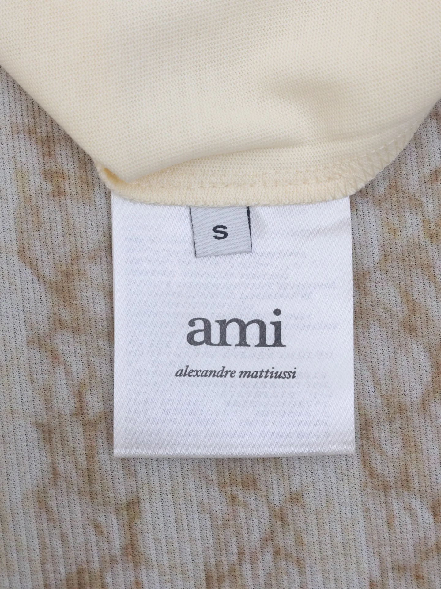 🅿️290 Ami 25 new spring and summer love embroidered round neck short-sleeved T-shirt is made of custom-woven and dyed 250g cotton double yarn fabric. It is thick and wide but not stiff. The upper body has a drapey muscle feel. It is soft and skin-friendly while perfectly hiding the flesh! The embroidered iconic big heart pattern is made with embroidery machines imported from Japan. The high-density chain embroidery stitches are fine and even, and the embroidery threads are full and three-dimensional. It "jumps" out of the clothes like a relief, and the fingertips touch it and it instantly falls! The outline of the heart is smooth and has no burrs, without a trace of edges or lines. It looks high-end from a distance and stunning up close. Even if it is worn close to the body, it will never dig into the skin. The craftsmanship details are directly in line with yb! The unique plush texture of towel embroidery has its own retro filter, and with a simple version, there is a hint of sophistication in the laziness!  Size：S/M/L