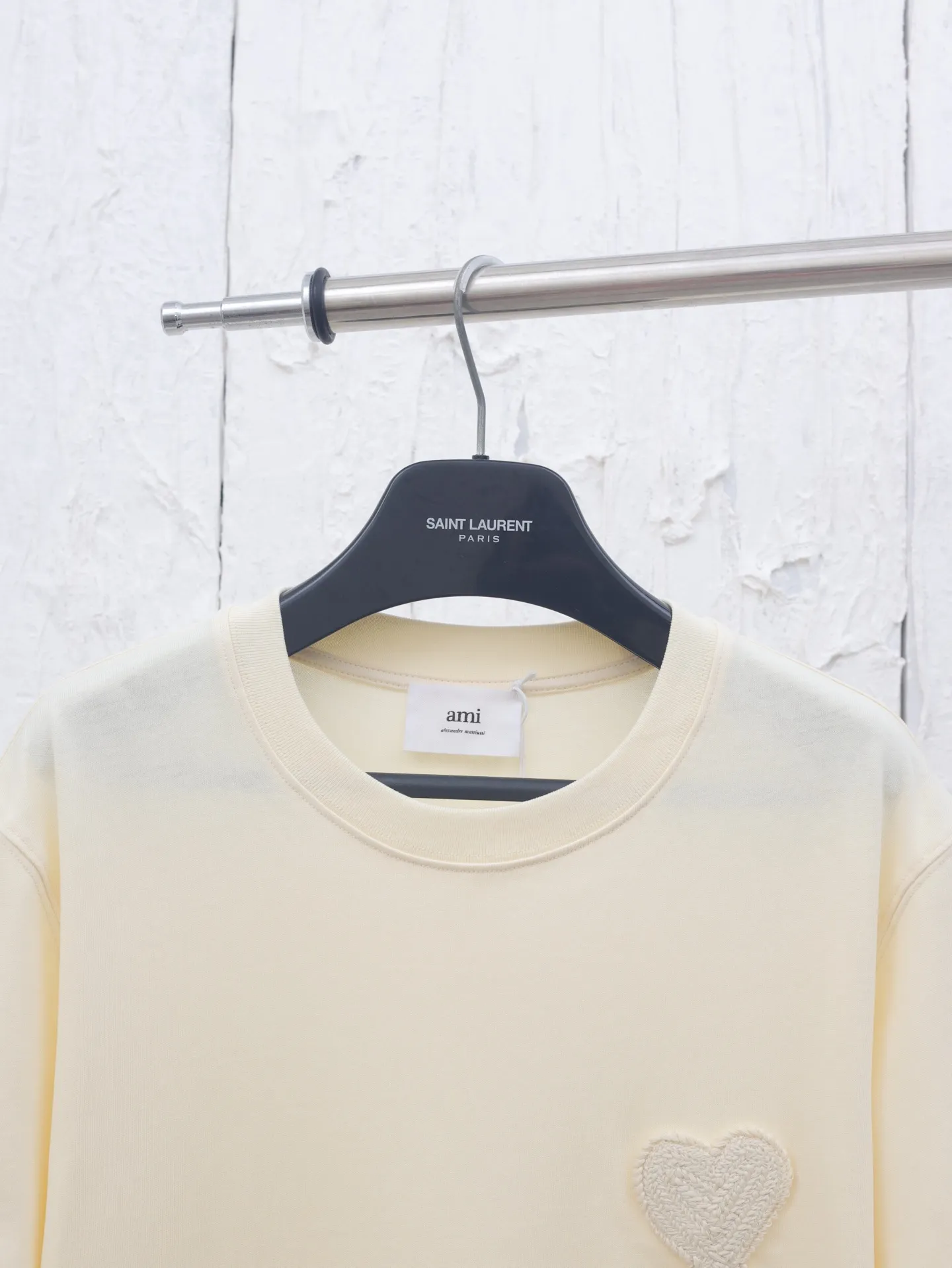 🅿️290 Ami 25 new spring and summer love embroidered round neck short-sleeved T-shirt is made of custom-woven and dyed 250g cotton double yarn fabric. It is thick and wide but not stiff. The upper body has a drapey muscle feel. It is soft and skin-friendly while perfectly hiding the flesh! The embroidered iconic big heart pattern is made with embroidery machines imported from Japan. The high-density chain embroidery stitches are fine and even, and the embroidery threads are full and three-dimensional. It "jumps" out of the clothes like a relief, and the fingertips touch it and it instantly falls! The outline of the heart is smooth and has no burrs, without a trace of edges or lines. It looks high-end from a distance and stunning up close. Even if it is worn close to the body, it will never dig into the skin. The craftsmanship details are directly in line with yb! The unique plush texture of towel embroidery has its own retro filter, and with a simple version, there is a hint of sophistication in the laziness!  Size：S/M/L