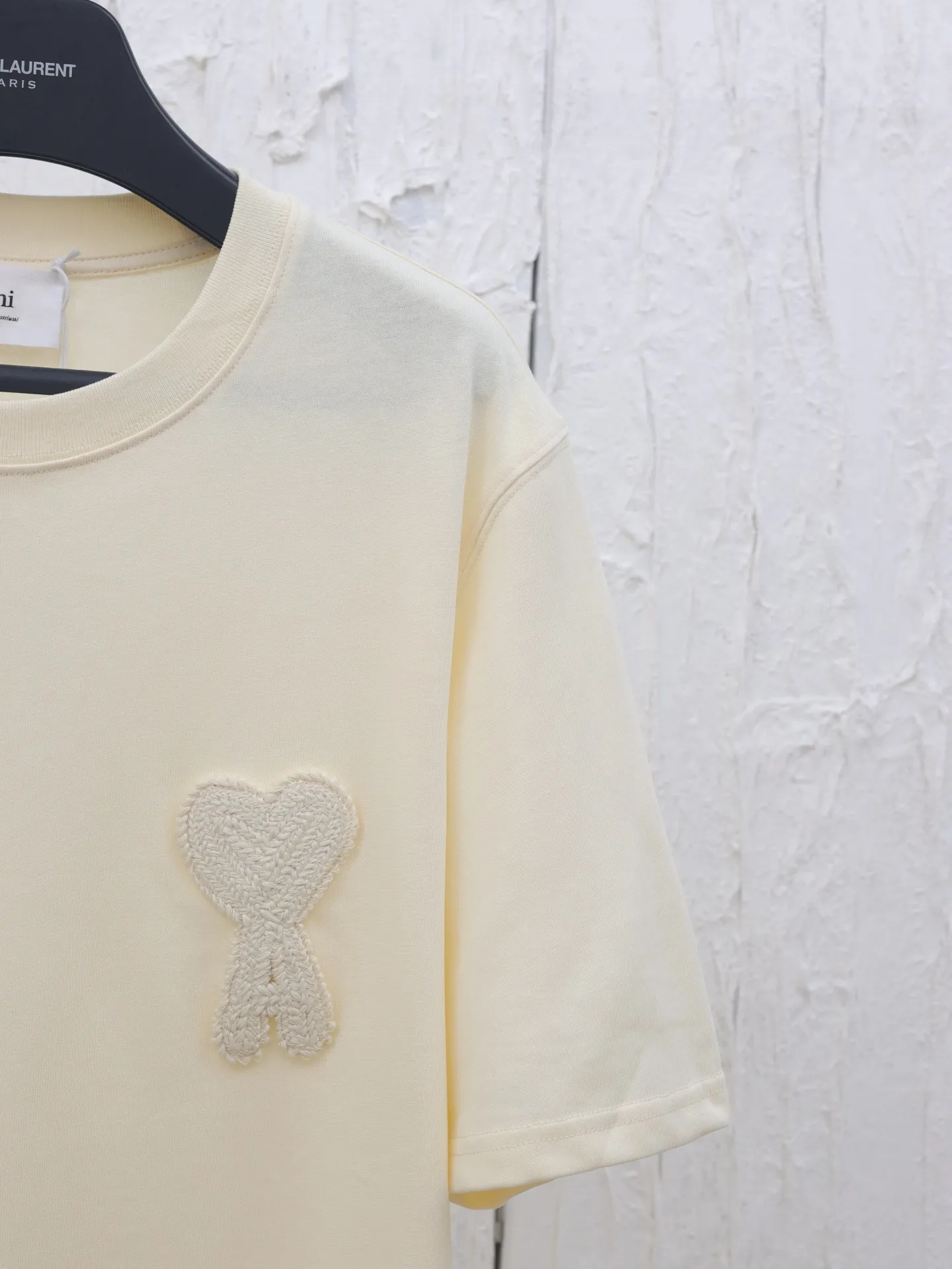 🅿️290 Ami 25 new spring and summer love embroidered round neck short-sleeved T-shirt is made of custom-woven and dyed 250g cotton double yarn fabric. It is thick and wide but not stiff. The upper body has a drapey muscle feel. It is soft and skin-friendly while perfectly hiding the flesh! The embroidered iconic big heart pattern is made with embroidery machines imported from Japan. The high-density chain embroidery stitches are fine and even, and the embroidery threads are full and three-dimensional. It "jumps" out of the clothes like a relief, and the fingertips touch it and it instantly falls! The outline of the heart is smooth and has no burrs, without a trace of edges or lines. It looks high-end from a distance and stunning up close. Even if it is worn close to the body, it will never dig into the skin. The craftsmanship details are directly in line with yb! The unique plush texture of towel embroidery has its own retro filter, and with a simple version, there is a hint of sophistication in the laziness!  Size：S/M/L