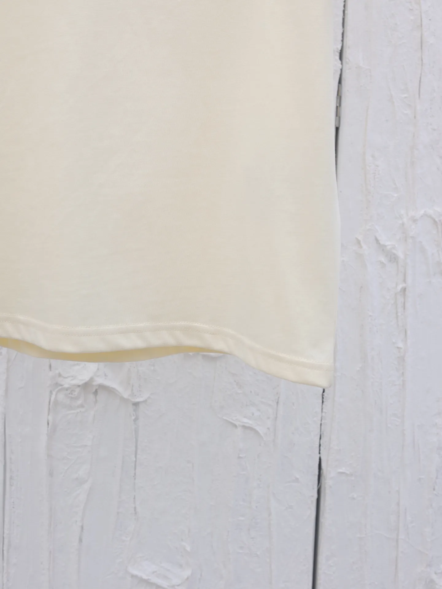 🅿️290 Ami 25 new spring and summer love embroidered round neck short-sleeved T-shirt is made of custom-woven and dyed 250g cotton double yarn fabric. It is thick and wide but not stiff. The upper body has a drapey muscle feel. It is soft and skin-friendly while perfectly hiding the flesh! The embroidered iconic big heart pattern is made with embroidery machines imported from Japan. The high-density chain embroidery stitches are fine and even, and the embroidery threads are full and three-dimensional. It "jumps" out of the clothes like a relief, and the fingertips touch it and it instantly falls! The outline of the heart is smooth and has no burrs, without a trace of edges or lines. It looks high-end from a distance and stunning up close. Even if it is worn close to the body, it will never dig into the skin. The craftsmanship details are directly in line with yb! The unique plush texture of towel embroidery has its own retro filter, and with a simple version, there is a hint of sophistication in the laziness!  Size：S/M/L