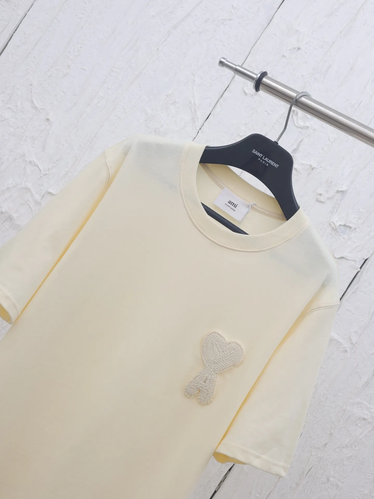 🅿️290 Ami 25 new spring and summer love embroidered round neck short-sleeved T-shirt is made of custom-woven and dyed 250g cotton double yarn fabric. It is thick and wide but not stiff. The upper body has a drapey muscle feel. It is soft and skin-friendly while perfectly hiding the flesh! The embroidered iconic big heart pattern is made with embroidery machines imported from Japan. The high-density chain embroidery stitches are fine and even, and the embroidery threads are full and three-dimensional. It "jumps" out of the clothes like a relief, and the fingertips touch it and it instantly falls! The outline of the heart is smooth and has no burrs, without a trace of edges or lines. It looks high-end from a distance and stunning up close. Even if it is worn close to the body, it will never dig into the skin. The craftsmanship details are directly in line with yb! The unique plush texture of towel embroidery has its own retro filter, and with a simple version, there is a hint of sophistication in the laziness!  Size：S/M/L