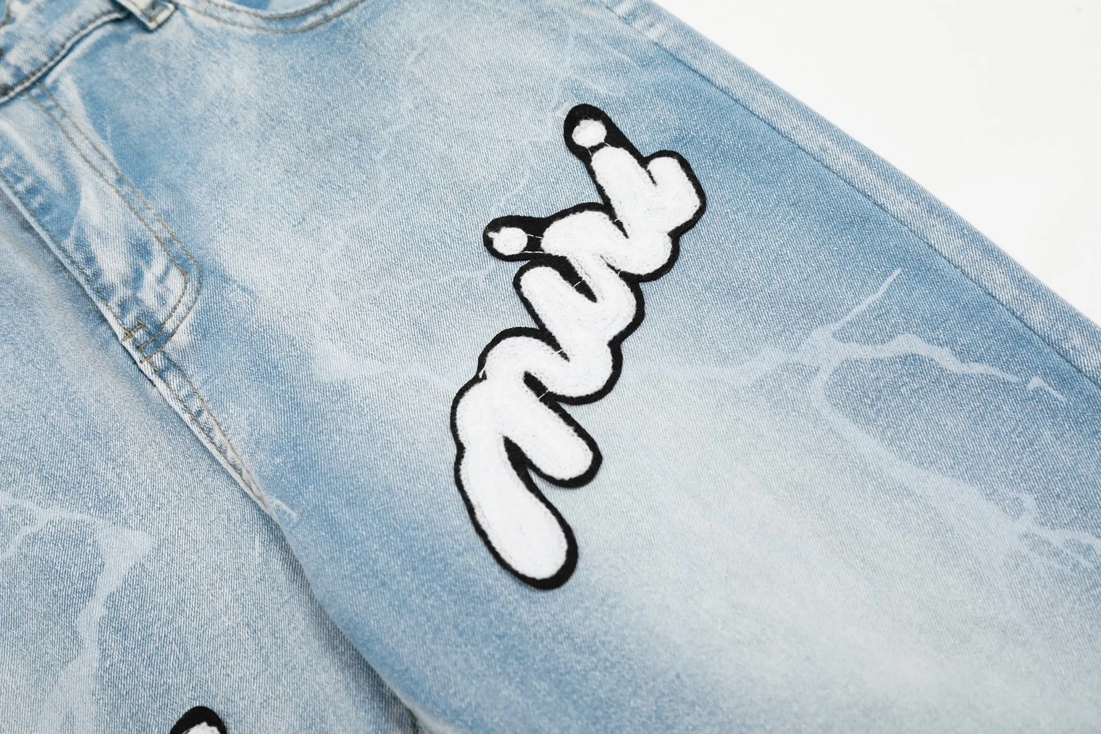 #M09 P168💰 AMIRI patch embroidery jeans trousers AMIRI high street basic ripped tight elastic jeans trousers amiri brand jeans break the production process and cutting of the original jeans, the fabrics are softer and more comfortable Hand-sewn collar label Customized logo buttons Genuine leather tag Color: blue Size: 30-32-34-36