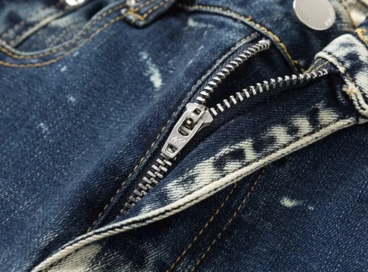 #N20 P246💰 (Top version) AMIRI hot high street jeans slim fit stretch washed knife cut trousers men's fashion AMIRI amiri is transliterated as Emil, which is the name of the founder. Mike Amiri, the founder of amiri, grew up in Los Angeles, USA. He was influenced by local street culture and Punk Rock since he was a child, so he founded the amiri brand named after himself. A variety of trendy clothing meets the needs of different trendy players. Amiri clothing has novel and unique styles and is a well-known street brand in the United States. The styles and styles of many clothes are loved by many street photographers. The various clothing styles meet the dressing needs of different people, show their unique temperament, and show the trend of dressing. amiri's jeans are relatively famous. Not only do they have many styles, but the quality of the jeans is also very good. Many celebrities have also worn amiri brand jeans. Color: Picture color Size: 28, 30, 32, 34, 36 28 30 32 34 36 Waist 71 76 81 86 91 Qianlang 26.5 27.5 28.5 29.5 30.5 Hou Lang 37 38 39 40 41 Foot 14 14.8 15.6 16.4 17.2 Foreign Minister 100 102 104 106 107