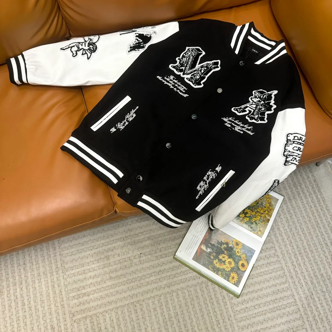 🅿️410 Ami➡️Ami's runway style baseball jacket. I ordered the original model and it took a month to finally ship it. I love it so much. The upper body is really cool. A blogger on Douyin said that LV's new products this year will become the future trend. If you look through street photos, you will find that celebrities regard it as a collectible jacket, a must-have item for men and women who want light luxury for commuting. Developing the highest version on the entire network, it took 1 month to customize and the cost was extremely high. The German imported flat-machine made custom-woven wool jacquard threads, using the first layer of imported lambskin. The pleated texture is unparalleled. It is hand-cut and meticulously crafted. The stitching position is very technical. Whether the whole garment is good or not depends on this position. Top-notch workmanship and details can stand the test. A full set of customized accessories, the letters are clear and perfectly restored without any difference. High-end atmosphere and full grade! The entire dress is exclusively customized with heavy craftsmanship. The towel patch embroidery is perfectly combined with craft embroidery and precise stitching! Absolute craftsmanship quality!