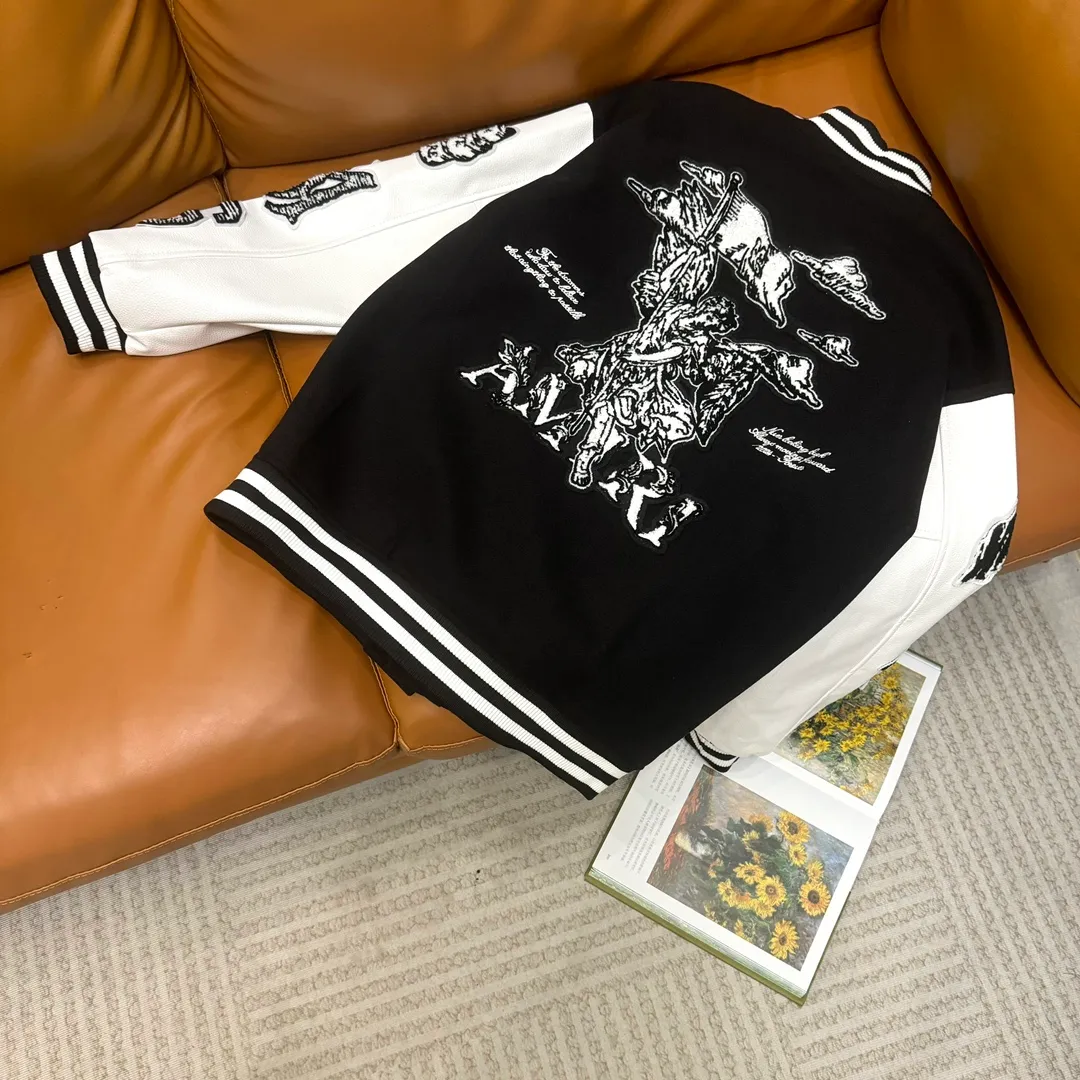 🅿️410 Ami➡️Ami's runway style baseball jacket. I ordered the original model and it took a month to finally ship it. I love it so much. The upper body is really cool. A blogger on Douyin said that LV's new products this year will become the future trend. If you look through street photos, you will find that celebrities regard it as a collectible jacket, a must-have item for men and women who want light luxury for commuting. Developing the highest version on the entire network, it took 1 month to customize and the cost was extremely high. The German imported flat-machine made custom-woven wool jacquard threads, using the first layer of imported lambskin. The pleated texture is unparalleled. It is hand-cut and meticulously crafted. The stitching position is very technical. Whether the whole garment is good or not depends on this position. Top-notch workmanship and details can stand the test. A full set of customized accessories, the letters are clear and perfectly restored without any difference. High-end atmosphere and full grade! The entire dress is exclusively customized with heavy craftsmanship. The towel patch embroidery is perfectly combined with craft embroidery and precise stitching! Absolute craftsmanship quality!